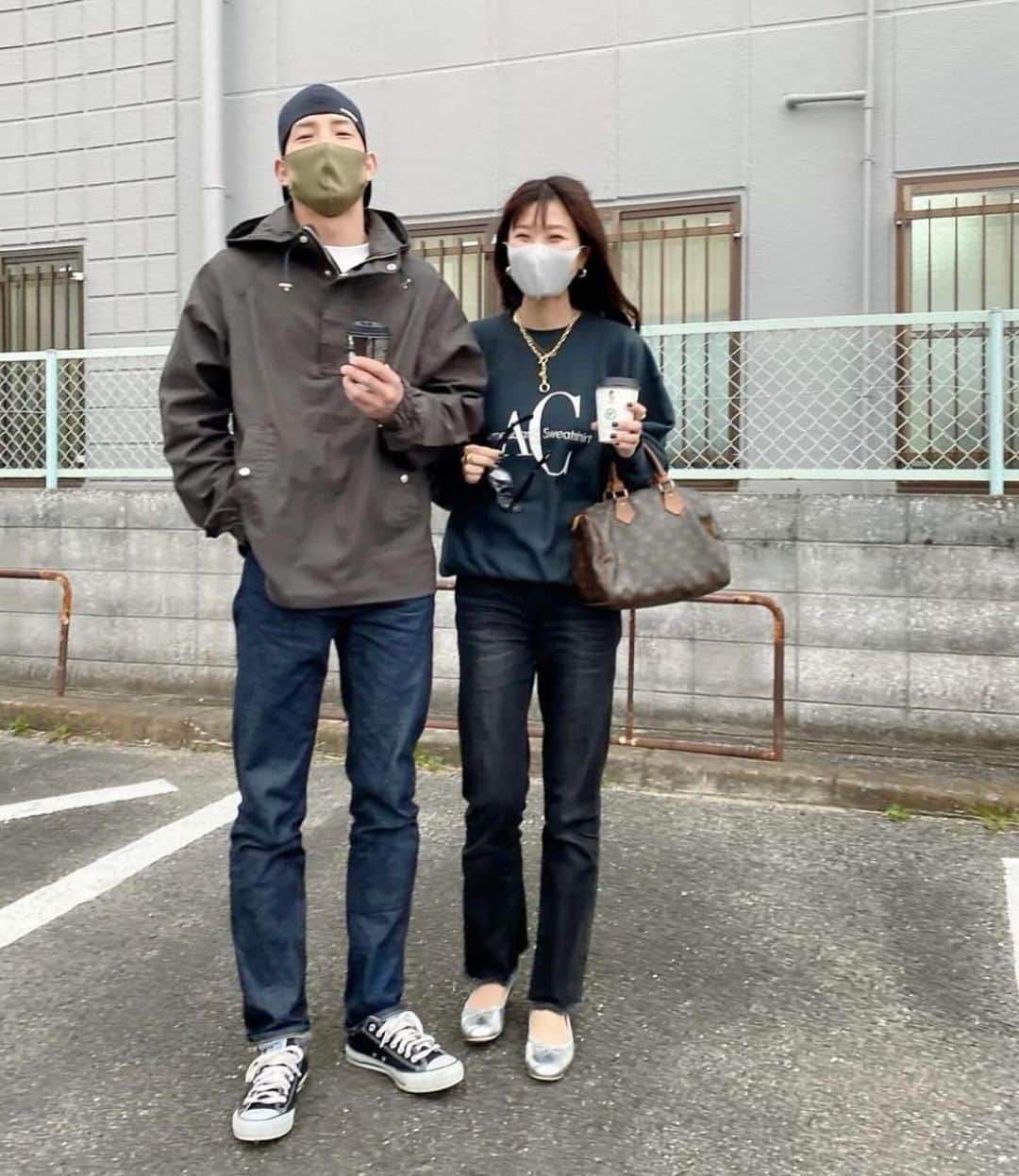 hidekaさんのインスタグラム写真 - (hidekaInstagram)「今日もさむかったなー😳 明日も寒いのか🥲👨🏻👩🏾  #肩パン夫婦   #ままコーデ #夫婦コーデ #おそろコーデ #リンクコーデ」12月1日 20時46分 - hidekanagao_
