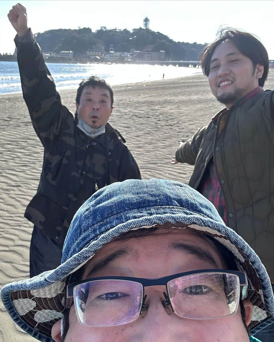 山口隆さんのインスタグラム写真 - (山口隆Instagram)「海を見に行った僕たち。 ロックンロールバビロンの住人、杉山オサム(@camp036 )大兄と、大成功横浜アリーナ功労者の一人、マネージャーの平田さん。 平田さんがこの素敵な土地に詳しく、素晴らしいお店で珈琲をのんで、最高なレコードも買えました。 ずっと居たくて根っこが生えそうなくらいだったね！」12月1日 20時46分 - yamaguchi_sbm