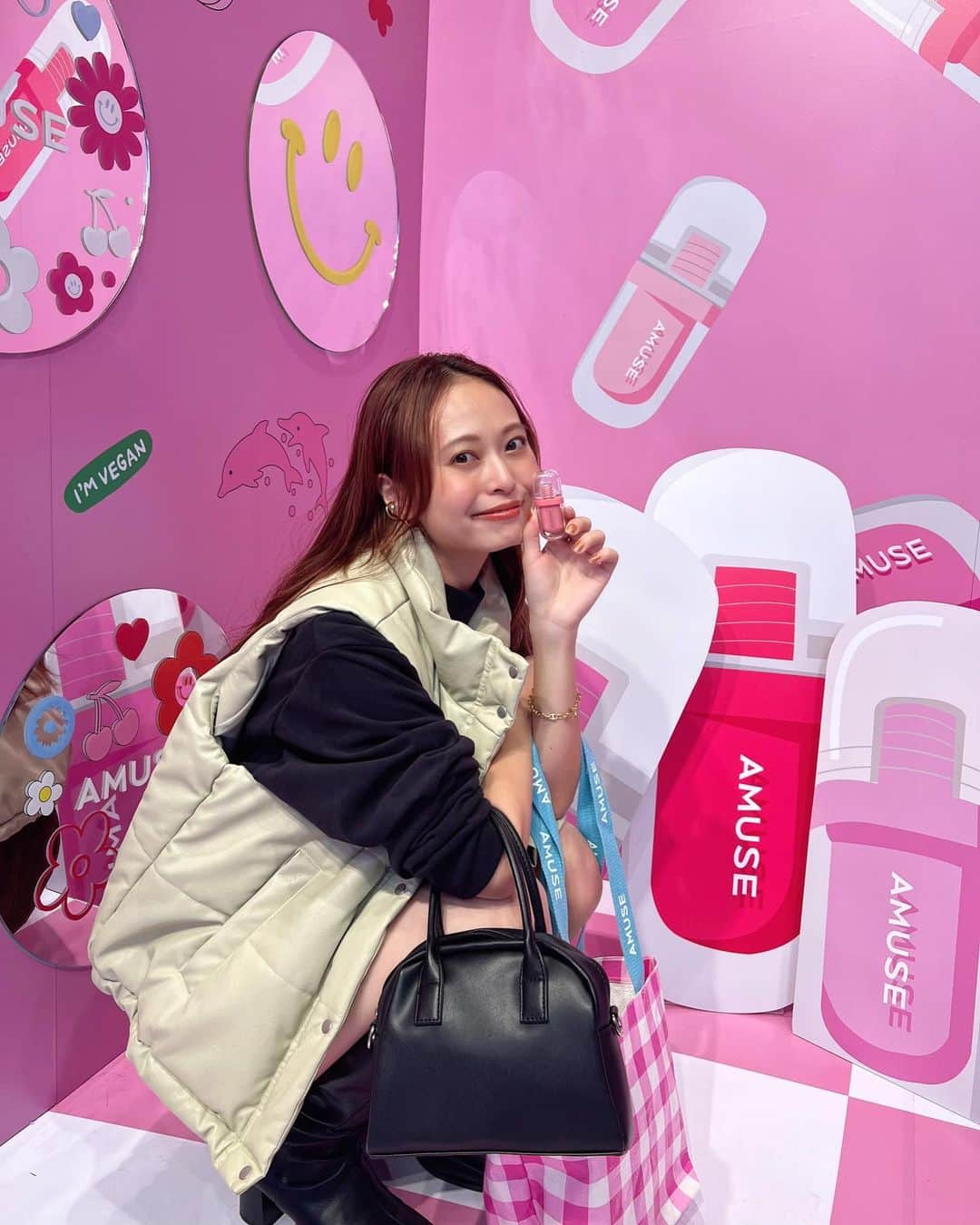 榊本麻衣さんのインスタグラム写真 - (榊本麻衣Instagram)「𖤐 𖤐 ⁡ @amuse.jp のpopupにご招待頂きました💄!! ⁡ 店舗内もピンクな空間が可愛い💓 ⁡ ⁡ 日本限定色の"桜ジェリー"とっても可愛い色🌸!! ⁡ ジェルフィットティントは、 ぷるぷるでベタつきにくくて潤いが⭕️!! ⁡ 発色も良くてコロンとしたパッケージも可愛い🦩💜 ⁡ ⁡ #PR #AMUSE #アミューズ #ビーガンメイク #ジェルフィットティント #韓国コスメ #韓国メイク #ウォニョン #コスメ #プチプラコスメ #cosme」12月1日 20時56分 - maipipii