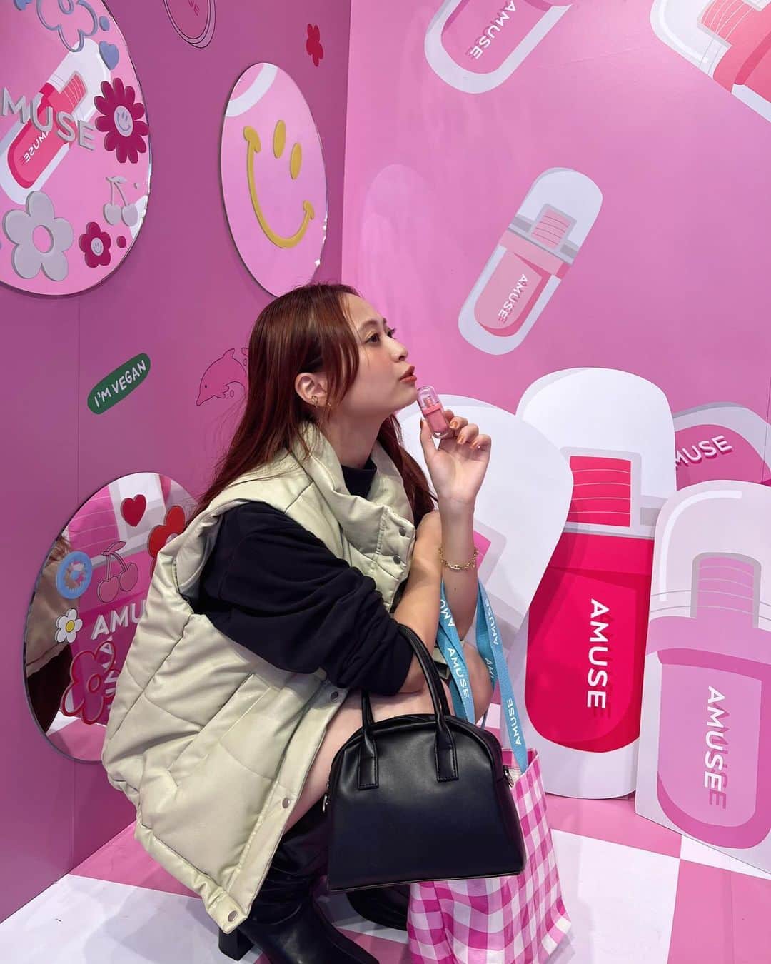 榊本麻衣のインスタグラム：「𖤐 𖤐 ⁡ @amuse.jp のpopupにご招待頂きました💄!! ⁡ 店舗内もピンクな空間が可愛い💓 ⁡ ⁡ 日本限定色の"桜ジェリー"とっても可愛い色🌸!! ⁡ ジェルフィットティントは、 ぷるぷるでベタつきにくくて潤いが⭕️!! ⁡ 発色も良くてコロンとしたパッケージも可愛い🦩💜 ⁡ ⁡ #PR #AMUSE #アミューズ #ビーガンメイク #ジェルフィットティント #韓国コスメ #韓国メイク #ウォニョン #コスメ #プチプラコスメ #cosme」