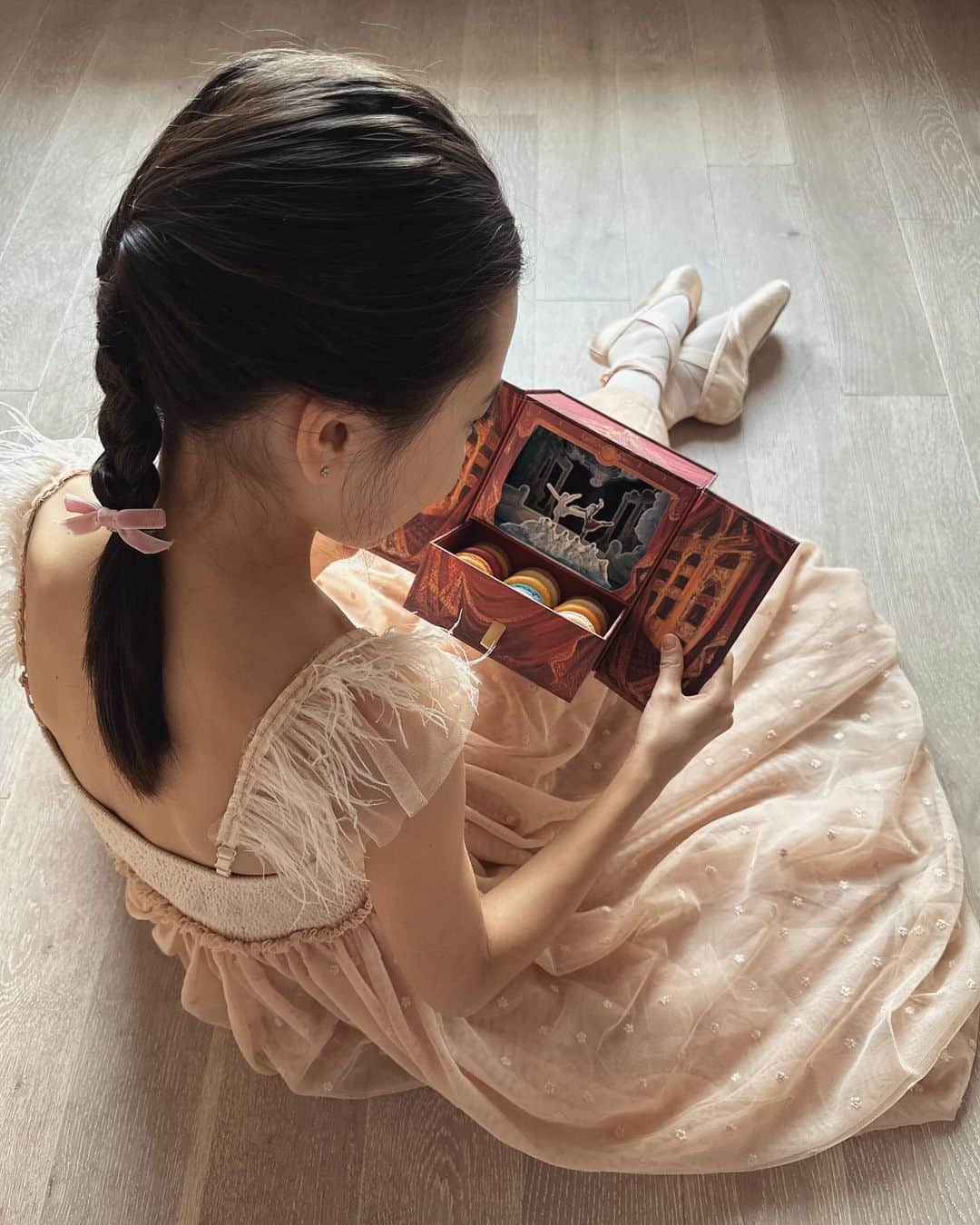 フィロとポンポンのインスタグラム：「Pour ce Noël, une petite entorse au traditionnel calendrier… J’ai préféré la jolie boîte de @maisonladuree x Opéra de Paris sur le thème de “La Sylphide”, la passion de la danse l’a emportée.🩰 Bon Avent à tous!✨」