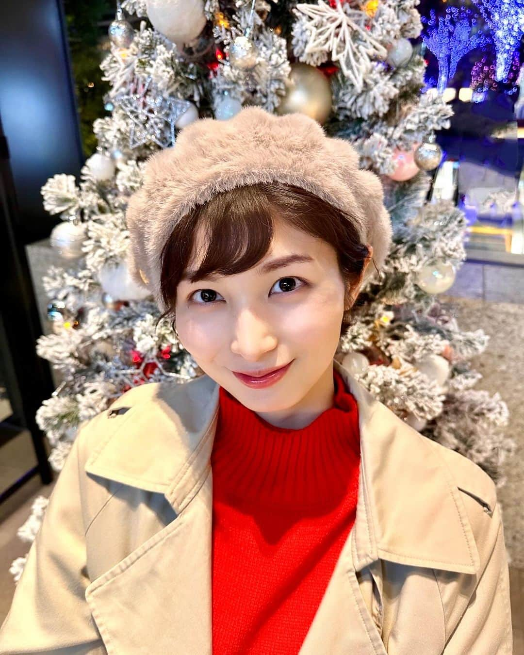 大島璃乃のインスタグラム：「12月になったね~🎅🎄 今月もよろしくお願いします！！！ 情報解禁もいくつかあるのでお楽しみに😘❤️  2023年も残り１ヶ月……‼️はやっ😱 みんな！あと１ヶ月でやっておきたいことは⁉️🤔  #2023 #12 #12月 #振り返り #年末  #クリスマス #クリスマスツリー #クリスマスコーデ  #冬コーデ #冬服 #冬ファッション #ベレー帽  #ニットコーデ #ニット  #帽子コーデ #ショートヘア #ショートヘア女子  #december #decemberchallenge #yearend  #christmas #xmastree #xmastime  #christmastree #winterfashion #knitting  #shorthaircut #japanesegirl #fashionstyle」