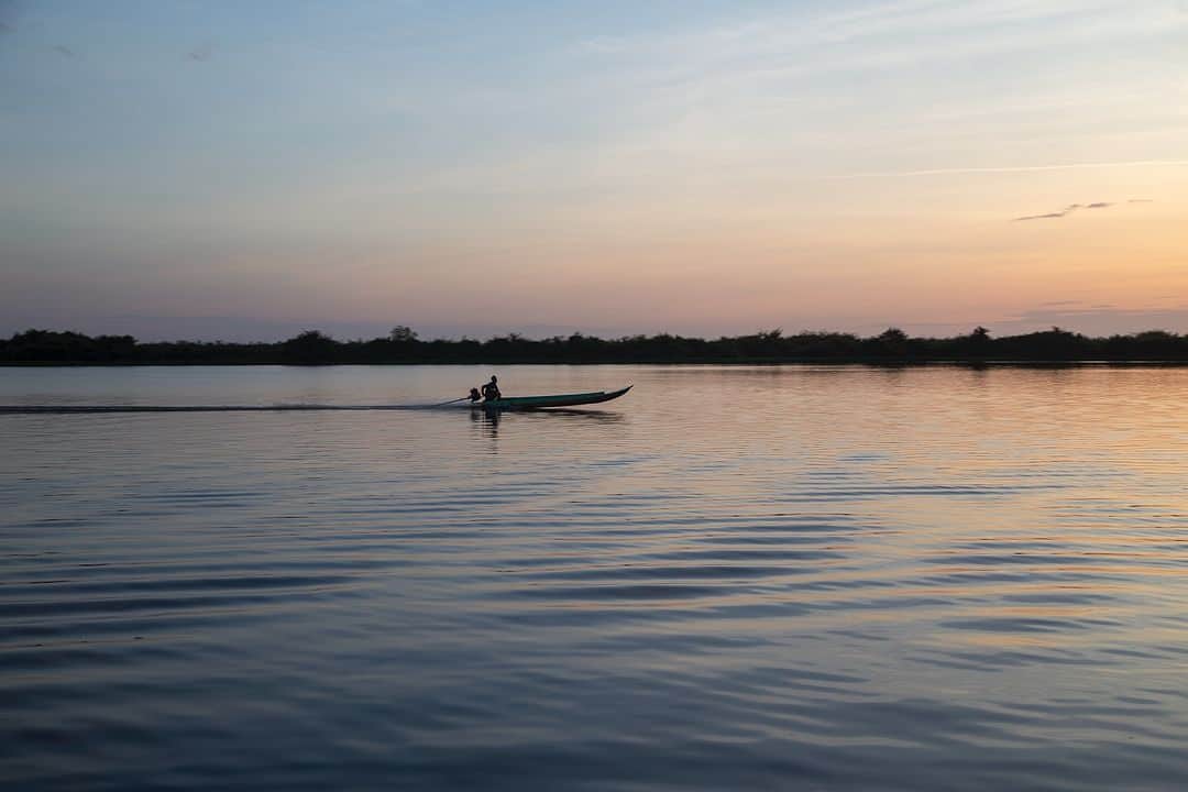 Shunsuke Miyatakeのインスタグラム：「Boat man at sunset / Kampong Thom, Cambodia」