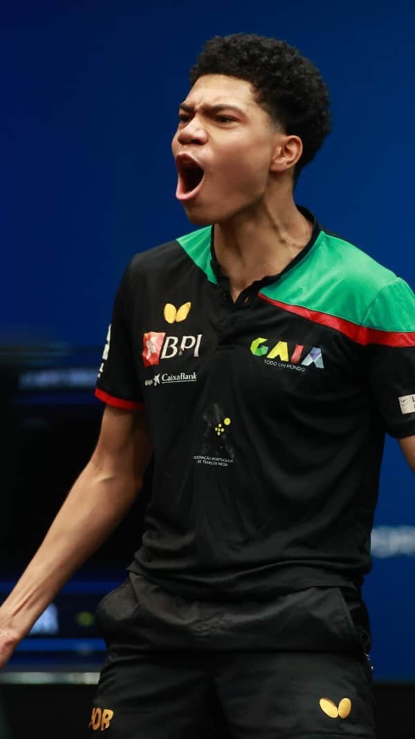 ITTF Worldのインスタグラム：「Tiago Abiodun and his supporters were feeling the love after he picked up the win in an intense R16 match at #ITTFWorldYouths ❤️  Watch Lin Shidong vs Izaac Quek LIVE now on T1 👉 youtube.com/WTTGlobal」