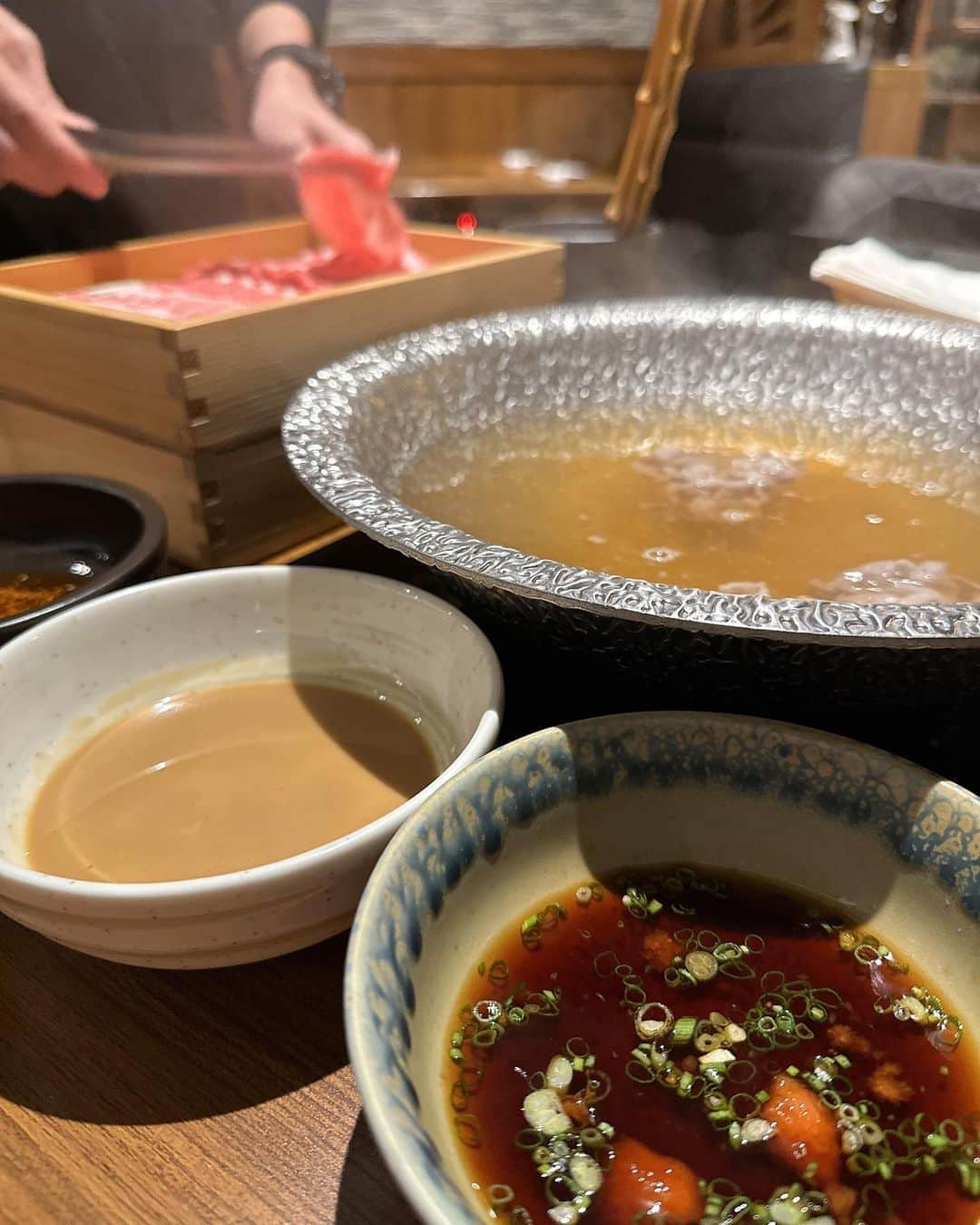 AMI（アミ）さんのインスタグラム写真 - (AMI（アミ）Instagram)「shabu shabu ❤️  しゃぶしゃぶ温まる〜美味しい🥰  #シアムパラゴン #しゃぶしゃぶ #ハーフ #食べログ #タイ #バンコクグルメ #siamparagon #shabushabu #asiangirls #halfjapanese #thailandgram」12月1日 20時52分 - amyypatton