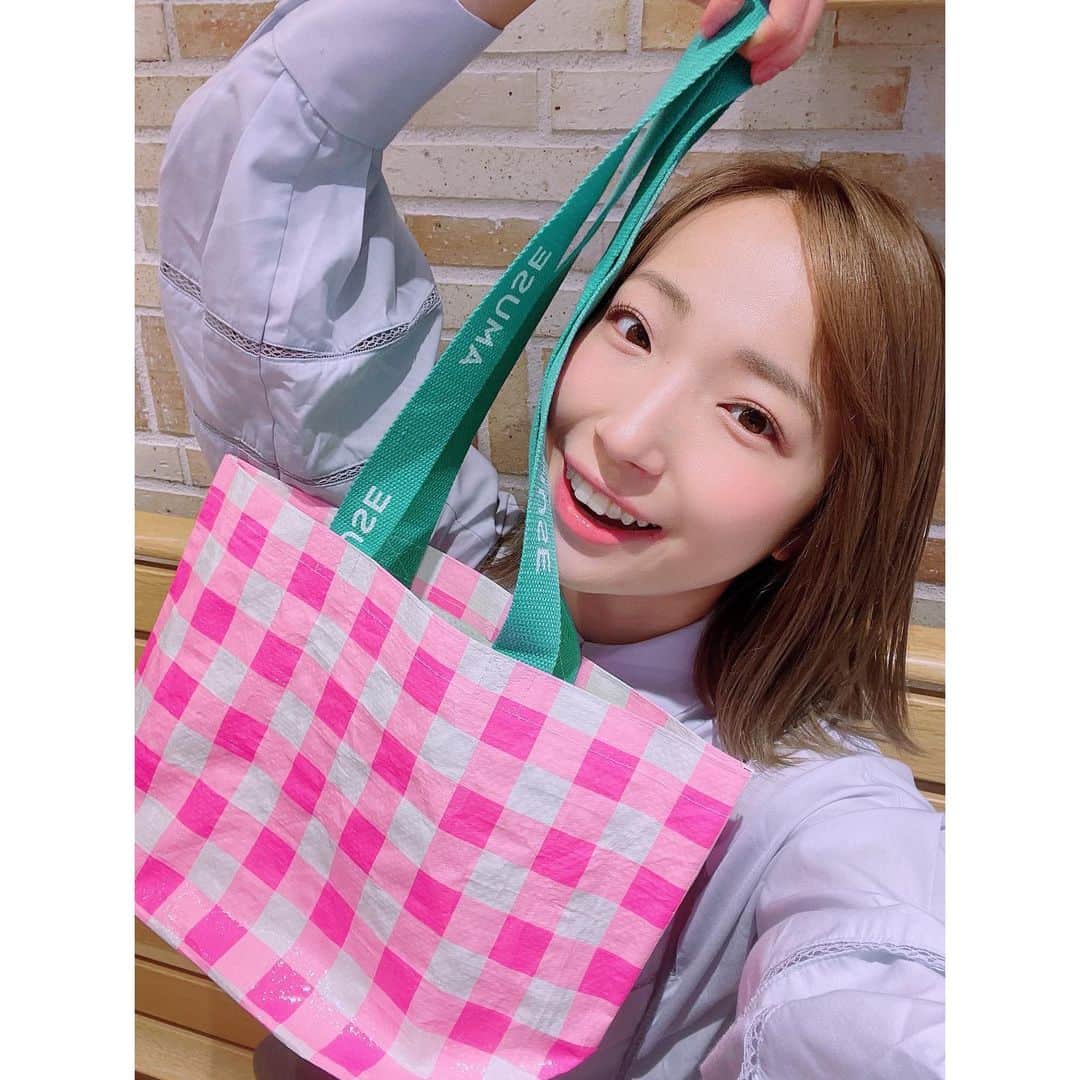 有明ゆなのインスタグラム：「『AMUSE』さんの ジェルフィットティント💄 . 日本限定色「TOKYO CHERRY」 日本限定色「SAKURA JELLY」 めっちゃ可愛い❤️💙💚 色も綺麗で発色もいい💄 . このサイズの バッグもめっちゃ使えるし デザインも可愛い🙌✨ . . . . #PR #AMUSE #アミューズ #ビーガンメイク #ジェルフィットティント」