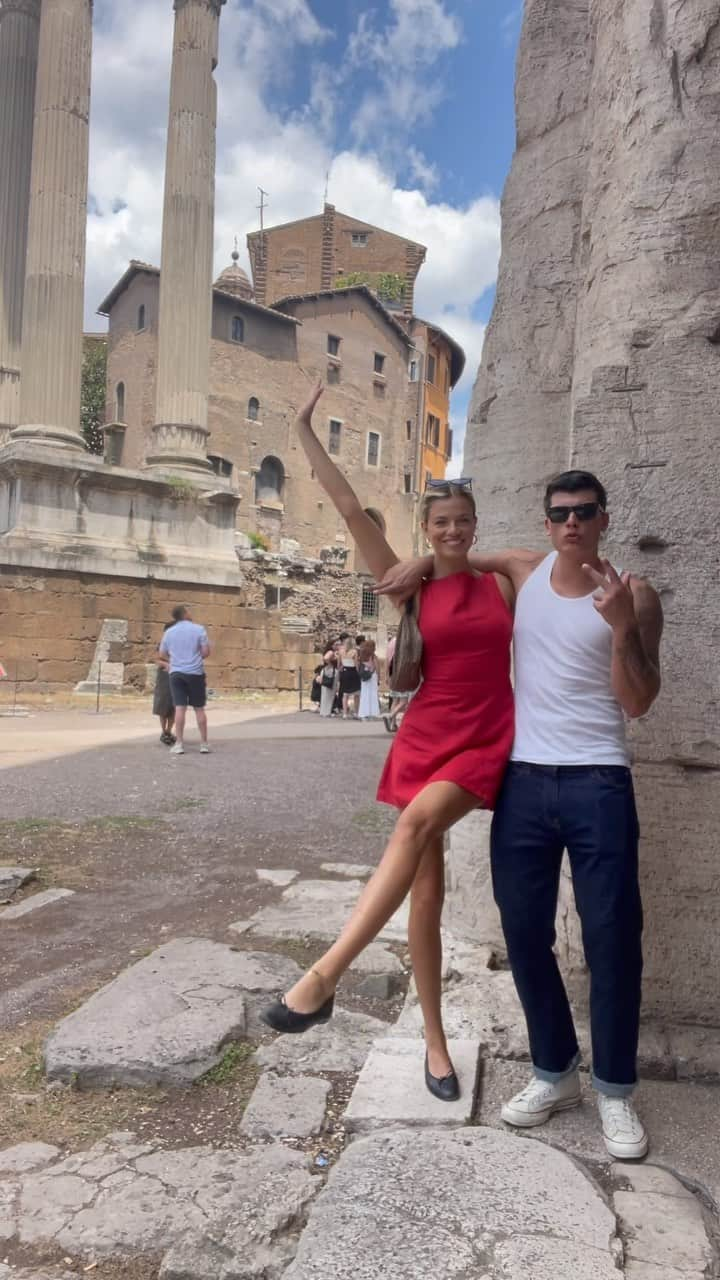 ヘイリー・クラウソンのインスタグラム：「Our best attempt at being influencers in Rome🤷🏼‍♀️😂」