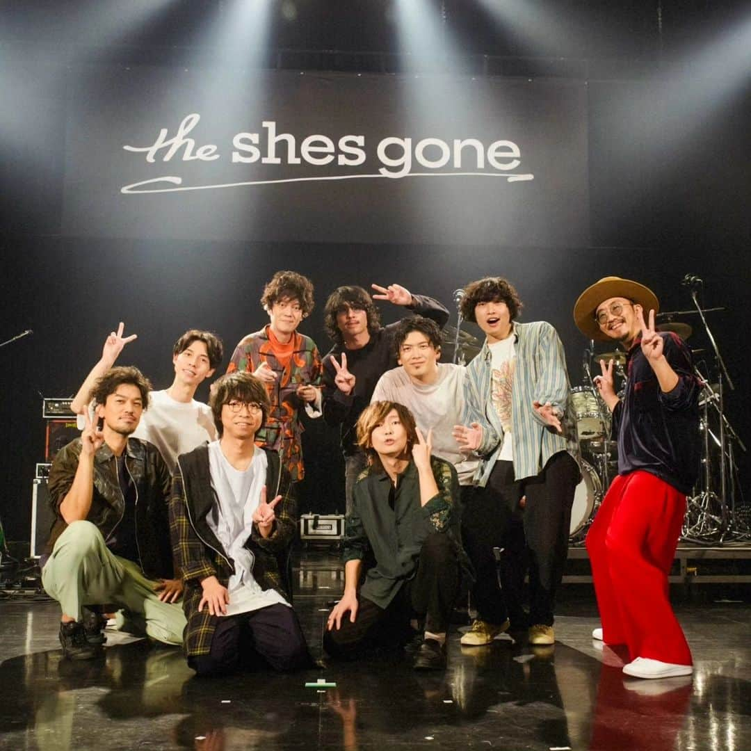 横山祐介のインスタグラム：「🥁2023.12.1📸 the shes gone 重い愛TOUR 2023  ツアーファイナルにゲストとして参加させてもらいました。  wacciライブ初体験のみなさんばかりだったはずなのに、 音楽の受け止め方が優しくて素敵な方々ばかりでステージ上で感動してました。 シズゴメンバーと話してみたり、 そしてライブを見て曲を聴かせてもらって その理由が分かった気がしました。  <setlist> M1.足りない M2.夜を越えて M3.別の人の彼女になったよ M4.恋だろ M5.フレンズ M6.最上級 M7.大丈夫  さて シズゴからバトンをもらって ここからは僕らのツアーのはじまり。 大阪へ。  #wacci #theshesgone #重い愛TOUR #gretschdrums  #meinlcymbals  #promarksticks  #evansdrumheads  #drums #drummer #drumlife  #drumuniversity #drumstagram」