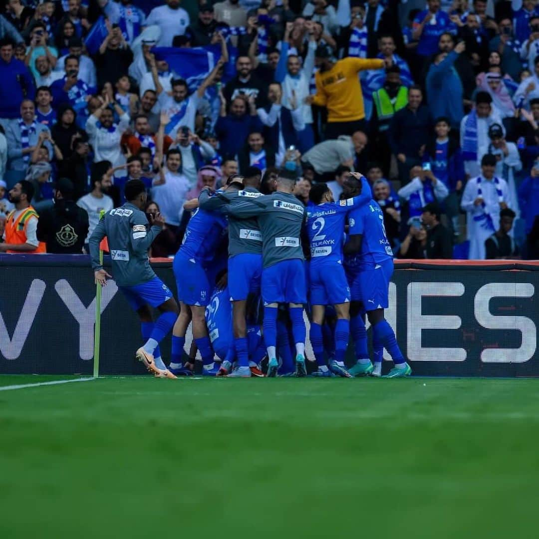 カリドゥ・クリバリのインスタグラム：「14th consecutive win 🔝 7th clean sheet in a row 💪🏿 Magical night 💙 Well done everyone, let's keep it up!  #AlHilal_AlNassr 3-0 #RoshnSaudiLeague #KK」