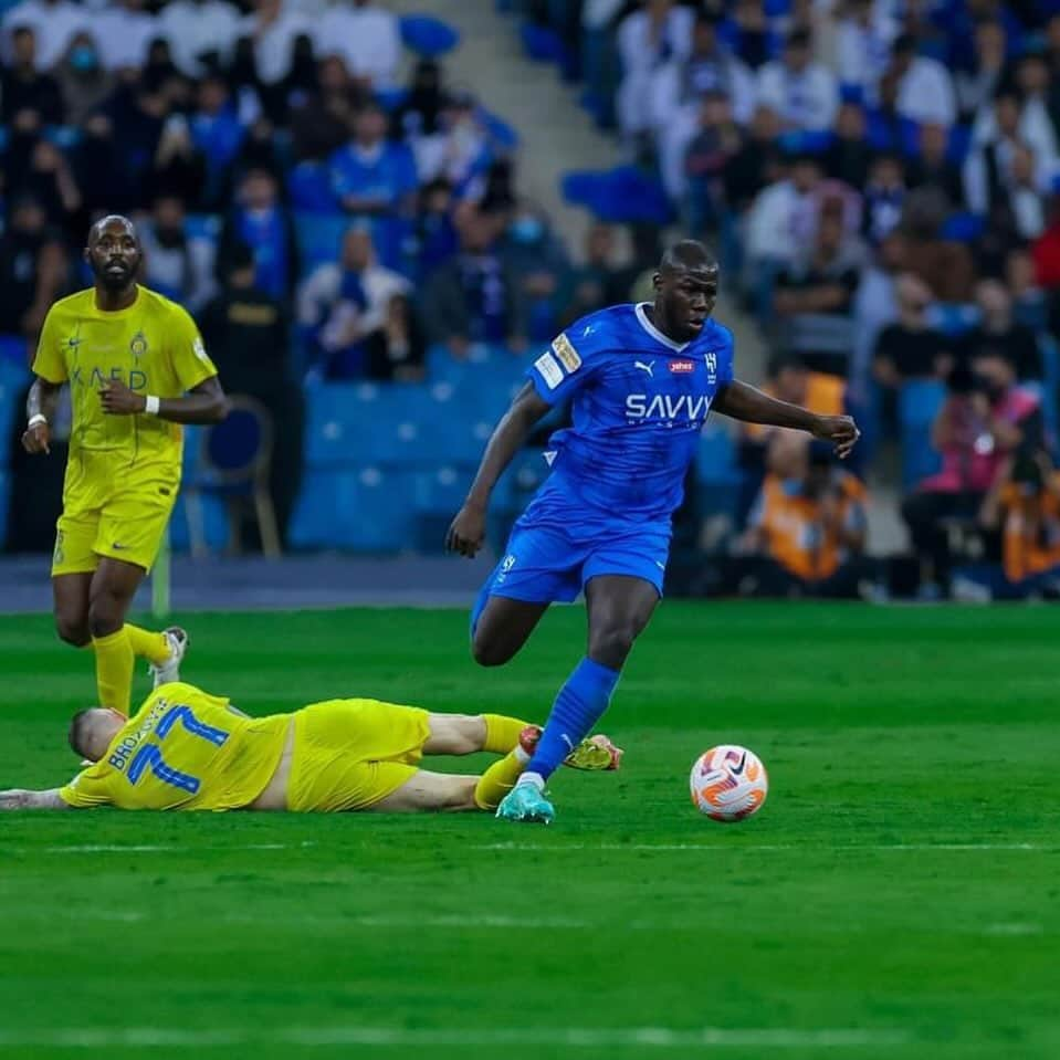 カリドゥ・クリバリさんのインスタグラム写真 - (カリドゥ・クリバリInstagram)「14th consecutive win 🔝 7th clean sheet in a row 💪🏿 Magical night 💙 Well done everyone, let's keep it up!  #AlHilal_AlNassr 3-0 #RoshnSaudiLeague #KK」12月2日 7時51分 - kkoulibaly26