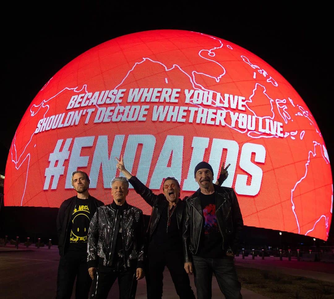 U2のインスタグラム：「Today is #WorldAIDSDay at @spherevegas highlighting amazing orgs like @pepfar and @globalfund, as well as inc(RED)dible @red partners who have helped save millions of lives in the fight against AIDS #endAIDS」
