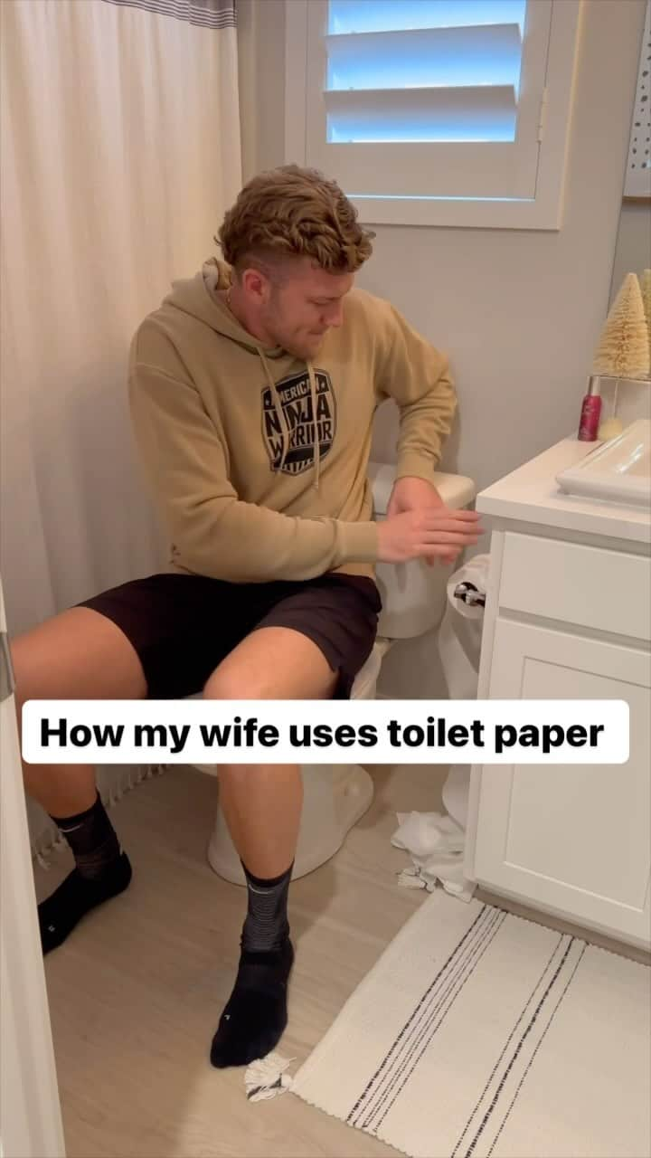 ミカイラ・スキナーのインスタグラム：「We go through 3 rolls of toilet paper a week  #funny #family #happywifehappylife」