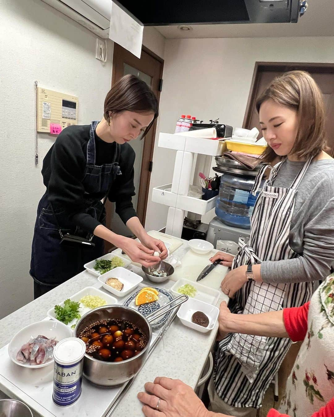 甘糟記子さんのインスタグラム写真 - (甘糟記子Instagram)「久しぶりのチャイナサロン！ @natsukauegami  @nakahara_ayumi  @morita_mae   まさかの鯵をさばく工程がありまして（笑）  みんなめっちゃ真剣（笑）  ちゃんと教えてもらった事なかったので、理科の実験みたいで楽しかったです\(//∇//)\  岡田先生のお料理って本当にご飯に合うから、家でも活躍！  お正月にうずらの卵でも煮ようかな(๑>◡<๑)  また次回も楽しみにしてます！  #習い事#趣味#中華料理#楽しかった」12月2日 6時32分 - norihey924