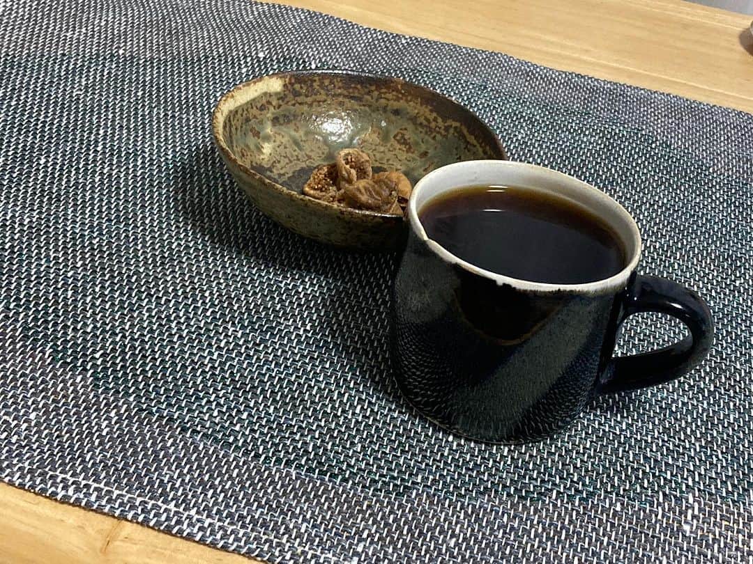 柳家さん生のインスタグラム：「12/2今朝のおめざ… 干しいちじく こーしーとともに🥰」