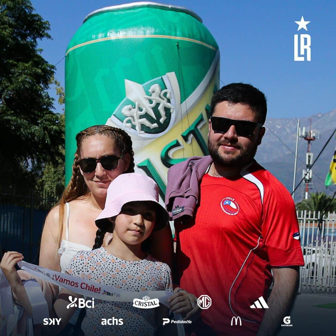 サッカーチリ代表チームのインスタグラム：「¡JUNTÉMONOS! 😍🇨🇱  🤩 Ya llegan los hinchas al 🏟️ Bicentenario de La Florida.  #SomosLaRoja #SoyLaRoja」