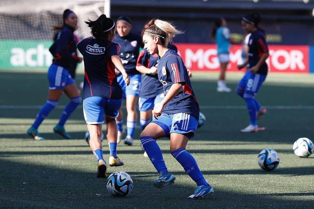 サッカーチリ代表チームさんのインスタグラム写真 - (サッカーチリ代表チームInstagram)「#LaRojaFemenina 🇨🇱 ya calienta motores para enfrentar a Perú 🇵🇪🔥  📷 Carlos Parra.  #SomosLaRoja #SoyLaRoja」12月2日 6時50分 - laroja