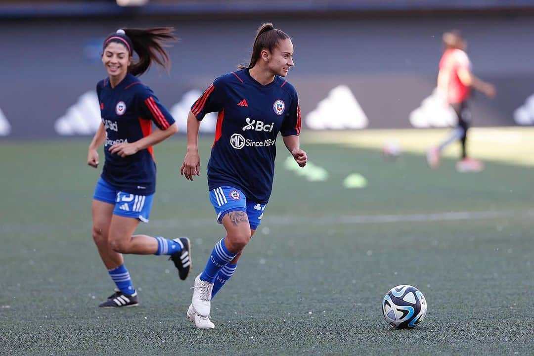サッカーチリ代表チームのインスタグラム：「#LaRojaFemenina 🇨🇱 ya calienta motores para enfrentar a Perú 🇵🇪🔥  📷 Carlos Parra.  #SomosLaRoja #SoyLaRoja」