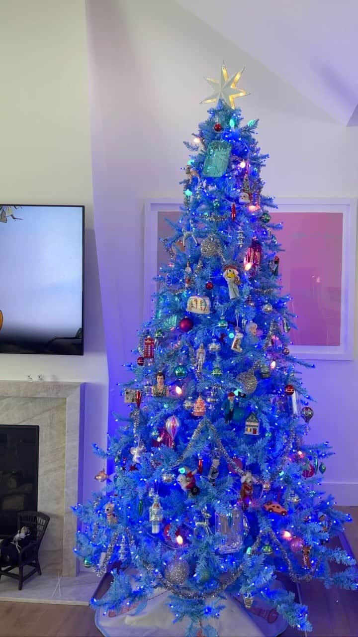 ケリー・オズボーンのインスタグラム：「It’s a blue Christmas this year! ❄️🎄 Thank you so much @xodeliahauser for helping me decorate my tree I love it! #2023」