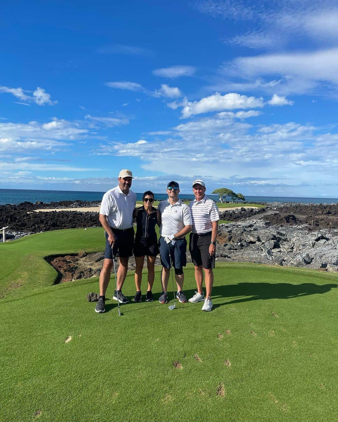 ダニカ・パトリックさんのインスタグラム写真 - (ダニカ・パトリックInstagram)「Had the best 2 days in Hawaii! I think I underestimate how little time (when spent right) it takes to relax and re-energize. For me that’s… nature, walking, slow mornings, massage, music, sunrises/sunsets, laughing…. And all of that leads to me feeling really grateful, which is a powerful emotion. ✨  • It can be a busy and stressful time of year so if you get a break… figure out what it takes to regroup quickly. 🏝️  • Oh, and I went there for work! Speaking for @cisco and playing golf with the ceo…. didn’t really feel like work. 🙌🏼」12月2日 6時43分 - danicapatrick