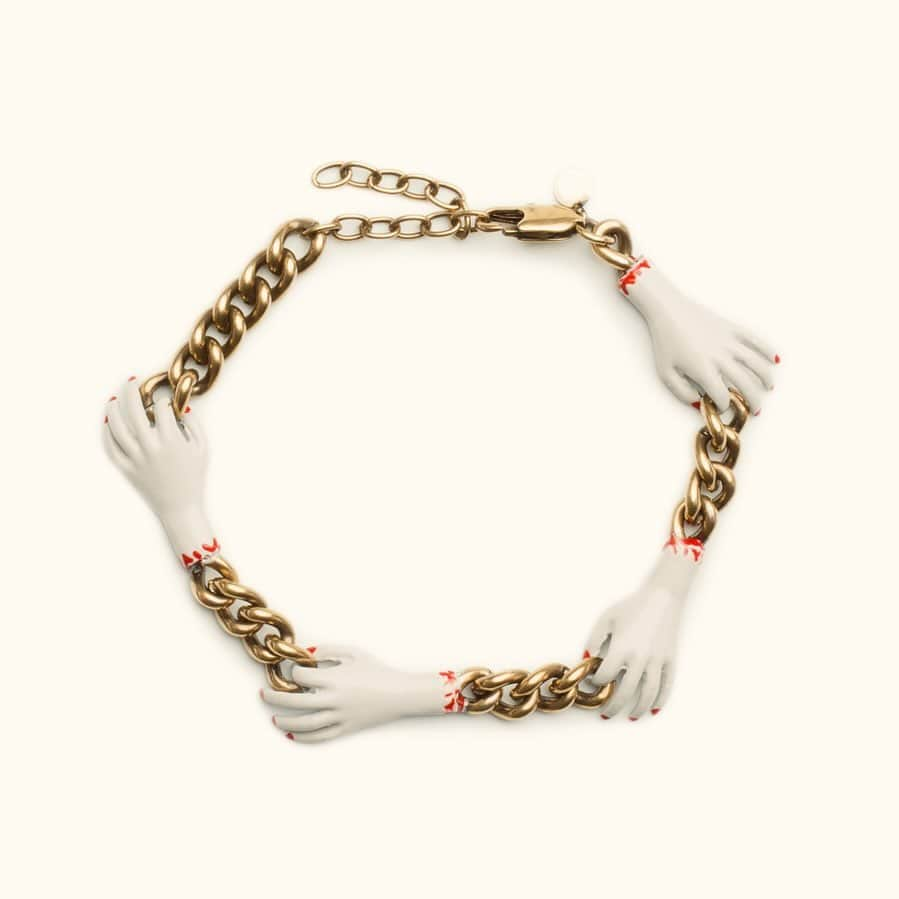 アレクサ・チャンのインスタグラム：「An old AC bracelet.」