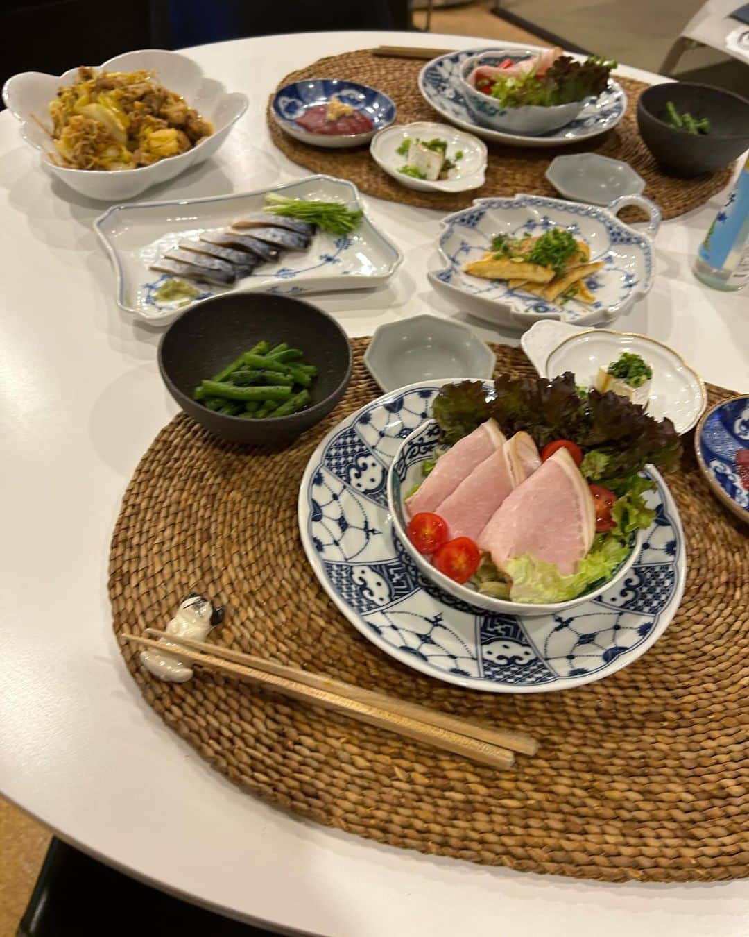 安藤優子さんのインスタグラム写真 - (安藤優子Instagram)「ちょこちょこなテーブル。  お早うございます❣️  今日もめっきり冷えこんでいる東京です。  昨晩は、海のお家に行く予定を変更。  急きょ、冷蔵庫を掘り掘り（笑）  お献立は、  しめ鯖。 インゲンの胡麻和え。 カマンベールチーズの青ネギのっけ。 揚げのカリカリ焼き。 ハムサラダ。 豚こまとキャベツ・もやしのオイスターソース炒め。  まったく統一感ありません（笑）が、楽しく美味しくいただきました。  ザ、家ご飯でした！  さっそろそろ行動開始。  本日は海のお家に移動します。  みなさん、暖かくして、気持ちほっこりなよき日をお過ごしくださいませ！  リーン！起きるよー。  「アンドーの今もずっと好きなもの。」もよろしくお願いいたします。  今度、インスタライブに初挑戦します。  またみなさまにお伝えいたしますね！  #しめ鯖  #インゲンの胡麻和え  #カマンベール青ネギのっけ #油揚げのカリカリ焼き  #ちょこちょこなテーブル  #フレンチブルドッグ  #安藤優子」12月2日 6時55分 - yukoando0203