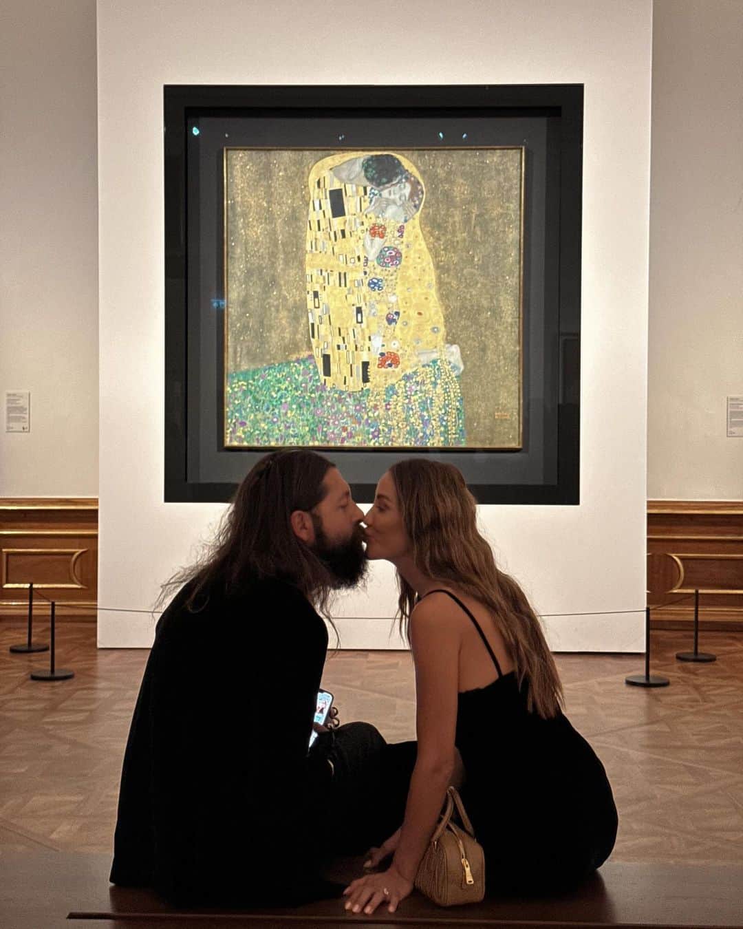 Tamara Kalinicのインスタグラム：「The most famous kiss and the night at the museum with @mytheresa.com @miumiu #mytheresa」