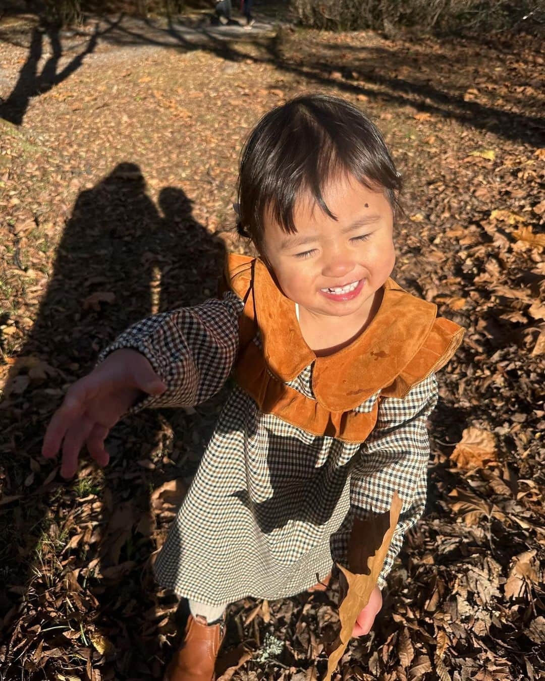 AYAさんのインスタグラム写真 - (AYAInstagram)「_ ピクニックして落ち葉でいっぱい遊んだ日🍂 いつも紅葉が綺麗なここは まさかの今年は早めに散ってて枯れ葉（笑）  けどまぁ、楽しかったから🙆🏽  2人で綺麗な葉っぱ集めよな！って言って 枯れてない葉っぱを集めて お店屋さんごっこしてました🐈  詩珠のいらっしゃいませー！の声で 🐶のお散歩してる人も笑ってはった（笑）  帰り際に多分大学生ぐらいの 可愛いカップルが写真撮ってくれはって しかも彼氏さんの方が自分の📱でも撮って ダブルでくれはって、、もうおばば感激よ←  可愛いくてお洒落な親子やなって ずっと見てたんですって お世辞でも嬉しいし良い子すぎひん？🥲  嬉しかったな〜〜ほんまに！！！  そんな写真が3.4枚目です🐿️  1枚目はセルフで撮ったけどお気に入り 🍂葉っぱおばけ👻でばぁあ〜〜  #詩珠diary」12月2日 7時05分 - a.y.hana_12o6