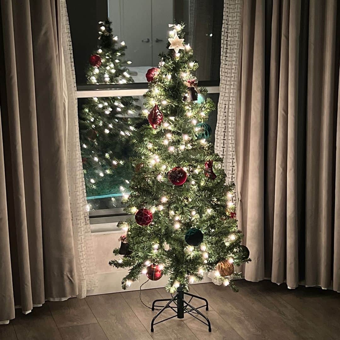 ジョディ・スウィーティンのインスタグラム：「Loving my little travel sized Christmas tree! 🎄 When I have to be away for work, it brings some holiday cheer to my hotel room! 🎁🎅🏼」