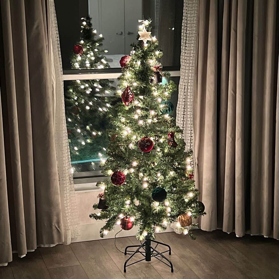 ジョディ・スウィーティンさんのインスタグラム写真 - (ジョディ・スウィーティンInstagram)「Loving my little travel sized Christmas tree! 🎄 When I have to be away for work, it brings some holiday cheer to my hotel room! 🎁🎅🏼」12月2日 7時17分 - jodiesweetin