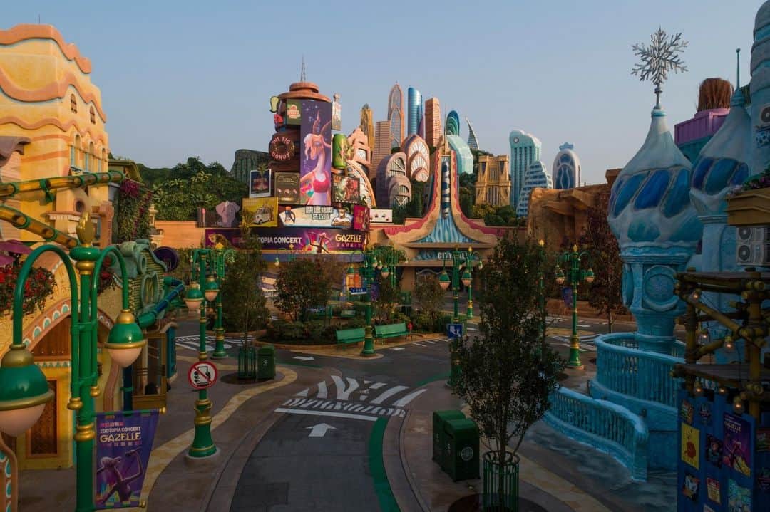 Disneyさんのインスタグラム写真 - (DisneyInstagram)「Planning a trip to Zootopia at @ShanghaiDisneyResort? We have you covered with a complete guide to the first ever Zootopia land, from details on the all-new attraction to where you can grab a bite to eat, over on the @DisneyParks Blog (link in their bio)! 🐰🦊✨」12月2日 8時00分 - disney