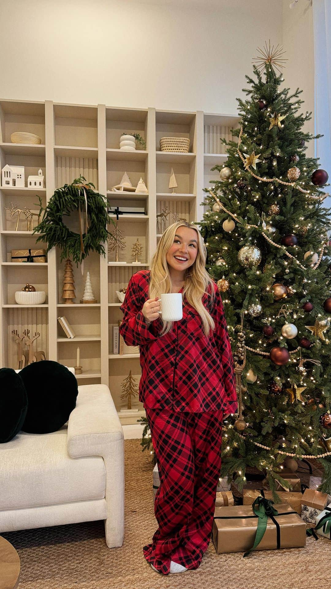 トーリ・ウェブスターのインスタグラム：「Merry #TORMAS!!!🎄❤️🎁🎉 For the month of December I’ve teamed up with some of my favorite brands, like @nespresso.ca to give back to YOU, my wonderful and supportive community. Today, you can enter to WIN the best combination of #NespressoGifts:  1 Vertuo Pop+ Machine 1 of our bestseller Coffee sleeves 1 Nespresso mug  ✨TO ENTER✨ *Follow me and @nespresso.ca *Like this post & tag a friend who loves coffee as much as you! ☕️  *Winner announced next week via Instagram stories!!  #NespressoGifts #FestiveWithNespresso #NespressoxFusalp #Coffee #CoffeeTime #Nespresso」