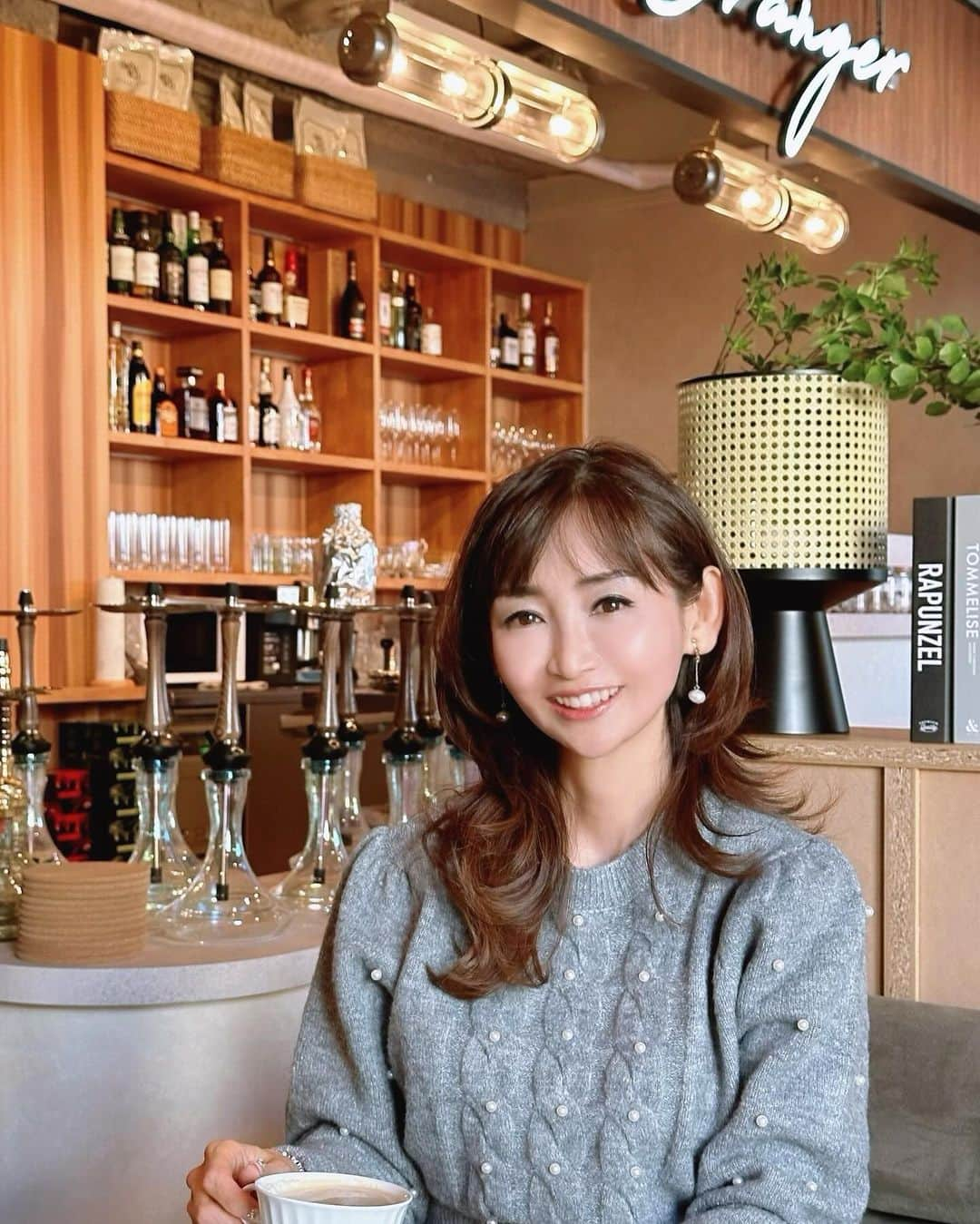 長谷川夕希子さんのインスタグラム写真 - (長谷川夕希子Instagram)「先月オープンした Cafe & Shisha Bar Oranger🍊 オランジュ 二子玉川 @oranger_futakotamagawa   へ行ってきたよ♪  Cafe & Shisha Bar Oranger の系列店 4件目のオランジュ二子玉川店🍊  ブティックホテルのラウンジのような 居心地の良い店内😌✨✨🍊  テラス席もあり、開放的で時間を忘れてしまう😌♪  人参とみかん🥕🍊のベジフルスムージーめっちゃ美味しかった😋💗💗💗  他にも、紅茶ブランド🫖amsu tea の高品質なこだわりの茶葉の紅茶☕︎や、ハーブティー🌿、ホットココア、ホットワイン🍷、等等美味しいドリンクメニューが目白押し😘 もちろん私の大好きなカフェラテも ☕️🥰  アルコール類もかなりの充実度✨ ドンペリ🍾までありました♪  ステキな個室もあって、カラオケ🎤や、映画鑑賞もできるの🎶☺️  スワイプで使いたくなる個室や お店の行き方、そして、 私のおすすめスムージーなど 盛り沢山のpicと動画見てみてね❣️  後日のリールもお楽しみに💞 あ…誰と行ったかも答え合わせしてね😆  これからの季節、忘年会や新年会の 二次会利用にも良い感じでした♪  カフェ利用のみ、 おひとり様利用も大歓迎だそう🥹💞  高島屋から30秒🚶のところだから お買い物帰りにも寄りた〜い☺️🛍️✨  二子玉川駅🚉から徒歩5分 玉川高島屋🏬から30秒🚶  オランジュ二子玉川店 @oranger_futakotamagawa   東京都世田谷区玉川3丁目14-8 A*G二子玉川4F  📞 03-6432-7345  #二子玉川カフェ  #二子玉川高島屋 から30秒 #二子玉川ディナー  の後にも #世田谷カフェ  #田園都市線カフェ  #玉川高島屋sc からも30秒 #世田谷シーシャ  #二子玉川シーシャ  #オランジュ #シーシャバー  #シーシャカフェ  #シーシャラウンジ #個室あり  #tokyoshisha  #shishabartokyo  #tokyocafe」12月2日 7時27分 - yukikogabby