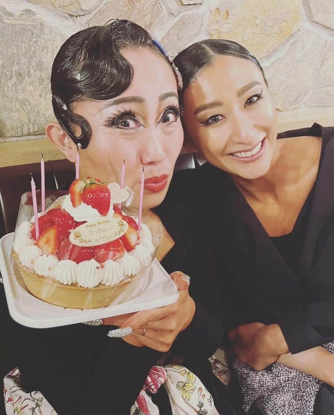 キンタロー。さんのインスタグラム写真 - (キンタロー。Instagram)「舞ちゃん＆オチョ 世界選手権お疲れ様でした🕺❤️‍🔥💃 舞ちゃんのお陰で、私も久しぶりに ダンスの世界に引き戻され 舞ちゃ達と、とても貴重な時間を共にすごしました。社交ダンスは本当に奥深いと。ペアの信頼関係の構築って本当に社交ダンスの要だなと。私もさらに勉強なりました。 打ち上げ🕺✨💃❤️‍🔥🍙🍖🥩🍣🎂🍻🍻🍺🍻🍺🍻 お待ちしてます😽 #金スマ #金スマ社交ダンス #世界選手権シニアⅠ #お疲れ様でした」12月2日 7時29分 - kintalo_