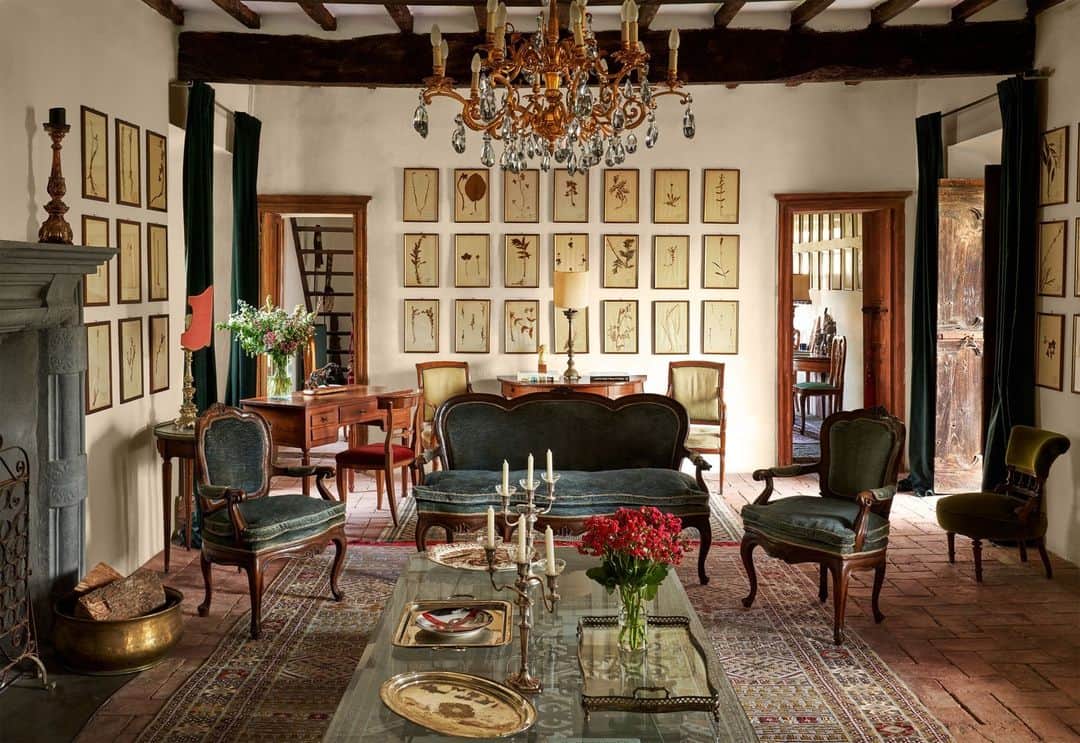 ELLE DECORのインスタグラム：「Designer Paolo Castellarin (@paolo.castellarin), who worked for years as an oral surgeon before turning his sights to interior decoration, has an uncanny knack for teasing out the soul of a space in entirely unconventional ways. Here in the Italian countryside, among the ancient carved wood tables and vintage Persian rugs, Castellarin sprinkled in more recent finds. “We wanted to put modern elements in every room,” he says, “as well as antiques.” For example, a Cloud sofa designed by Marcel Wanders for Moooi in 2012 is placed in front of the carved stone fireplace alongside a set of bergères from the early 1900s.   Click the link in the bio to tour the rest of this clandestine retreat, as featured in our Winter 2024 issue. Written by @lauramaytodd. Photographed by @francescodolfophotography.」