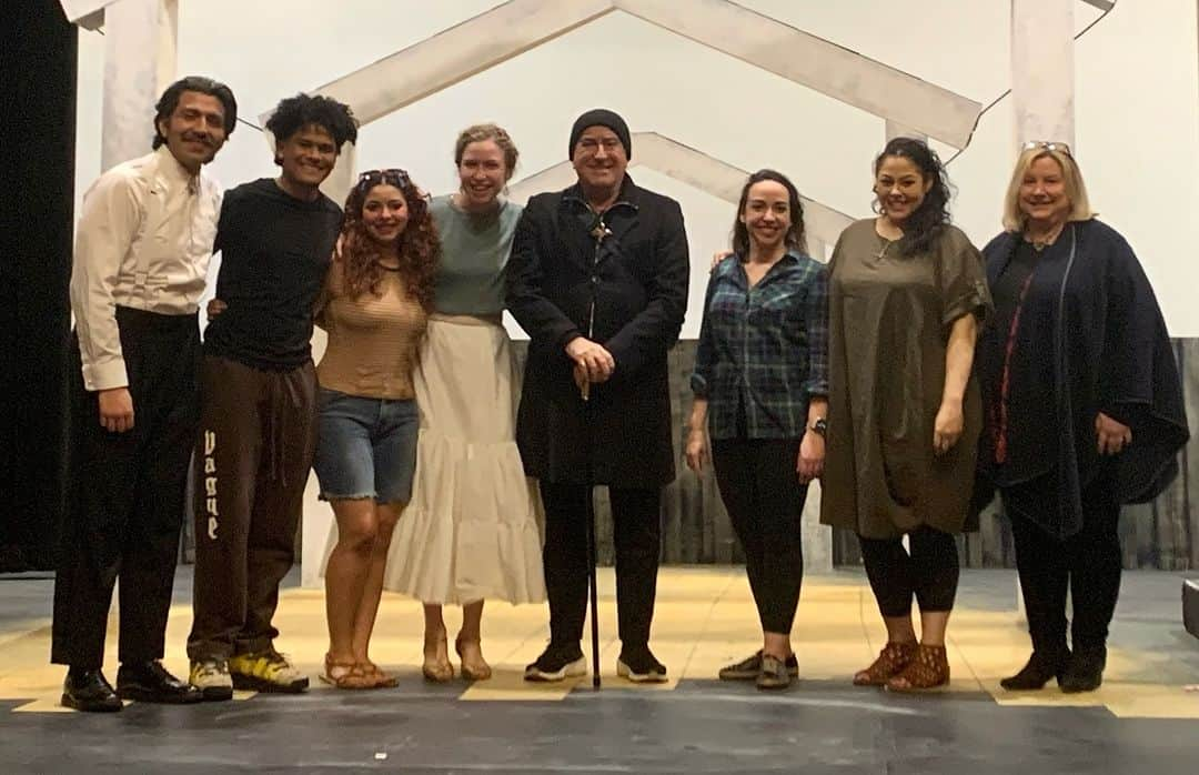 ケニー・オルテガのインスタグラム：「Big thanks to my dear friend, Associate Provost Dr. Tammie Cumming @tc2109887 for inviting me to the wonderful production of EL HURACÁN by Charise Castro Smith, presented by The City University of New York Brooklyn College Department of Theater. Congratulations to Director Galia Backal, to the stellar student cast who hail from Ecuador to Chile, El Salvador to Cuba, The Dominican Republic to Puerto Rico, and to the talented stage crew and creatives! What a thrill to see a bilingual production so beautifully performed by young gifted Latino/Hispanic students in college theatre. A big Bravo shout out to the Department of Theatre for tackling this powerful piece! I’ll be back to support your future play productions! MUCHISIMAS GRACIAS A TODOS! @bklyncollege411 @bctheatercuny」