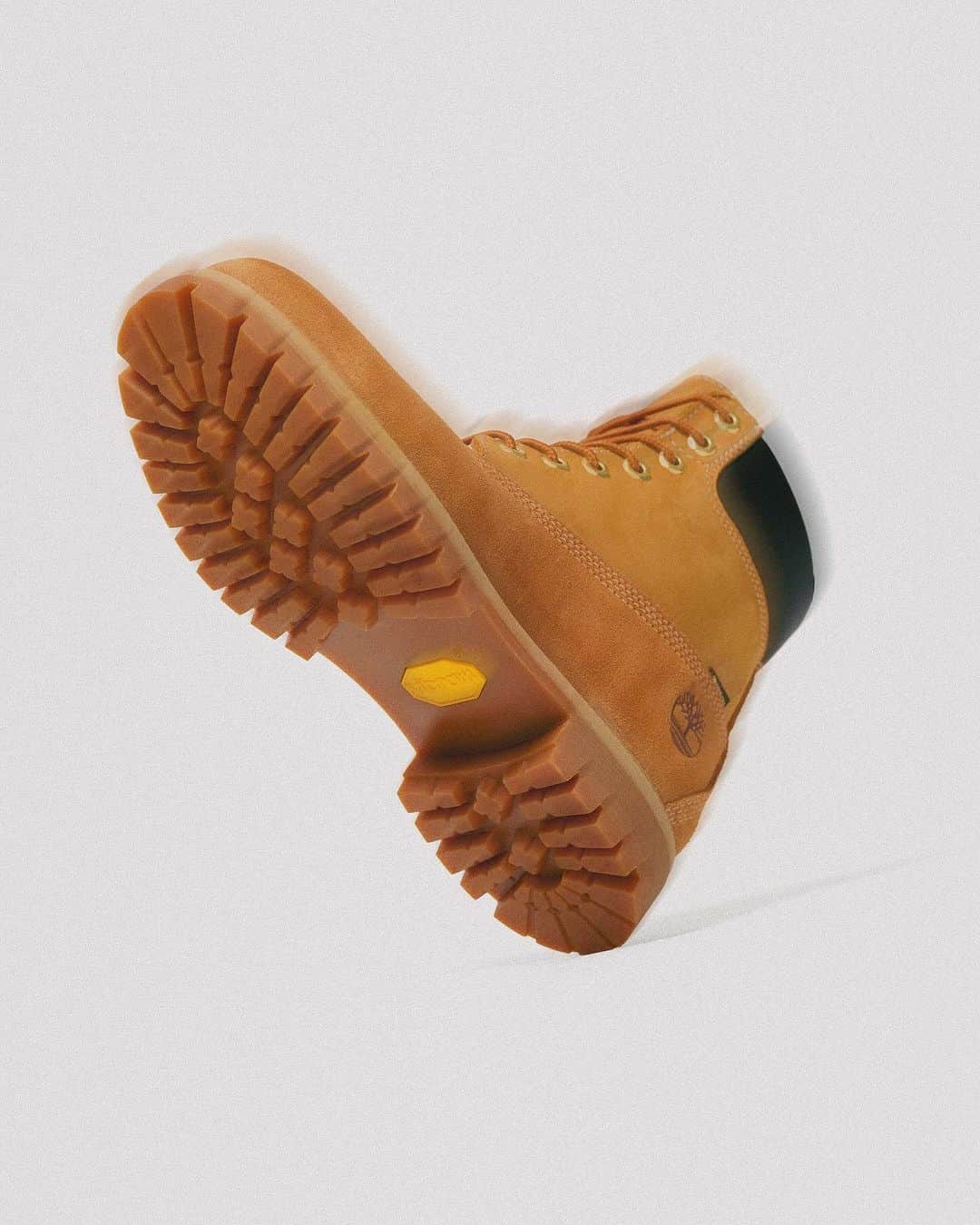 ミタスニーカーズさんのインスタグラム写真 - (ミタスニーカーズInstagram)「Timberland 6IN PREMIUM VIBRAM GTX "GORE-TEX" "WHIZLIMITED x mita sneakers"  エイジングを楽しむコラボブーツ  1973年に世界初の完全防水レザーブーツとして誕生し、通称“イエローブーツ”とも呼ばれている＜ティンバーランド＞の傑作6インチブーツ。クラシックなスタイルはそのままに、LWG（レザーワーキンググループ）認定を受けているタンナリーで生産された「BETTER LEATHER」を採用。内部には保温性の高い「PrimaLoft® Insulation」や疲れを軽減し衝撃を吸収する「ANIT-FATIGUE TECHNOLOGY™」のフットベッドの搭載など、良好な履き心地でタウンからアウトドアまで幅広く活用できる定番アイテム。本作は、＜WHIZLIMITED＞と『mita sneakers』がチームアップした三者によるコラボレーションモデル。上質なスエードとヌバックのコンビアッパーに足元をドライで快適に保つ防水透湿素材「GORE-TEX®」、グリップ力と耐久性に優れる「Vibram®」のラバーラグアウトソールを搭載して機能面をアップグレード。エンジニアブーツのように履き込むほどに魅力的なエイジングが楽しめるようにデザインされており、両者によるこだわりのアプローチによって再構築したスペシャルな1足。」12月2日 7時41分 - mitasneakers