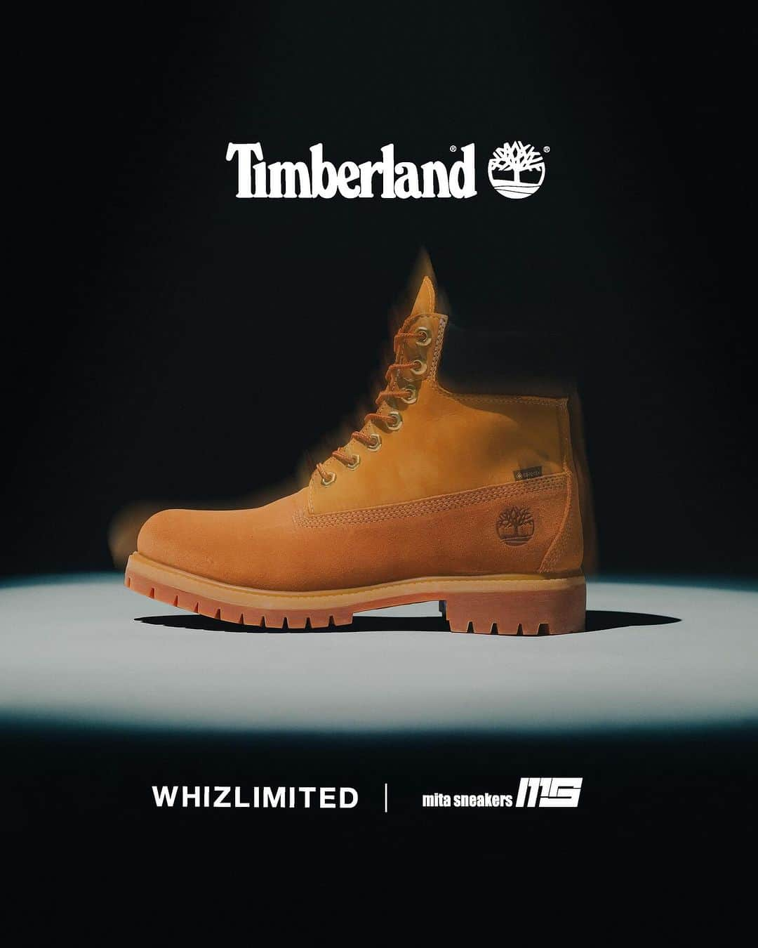 ミタスニーカーズのインスタグラム：「Timberland 6IN PREMIUM VIBRAM GTX "GORE-TEX" "WHIZLIMITED x mita sneakers"  エイジングを楽しむコラボブーツ  1973年に世界初の完全防水レザーブーツとして誕生し、通称“イエローブーツ”とも呼ばれている＜ティンバーランド＞の傑作6インチブーツ。クラシックなスタイルはそのままに、LWG（レザーワーキンググループ）認定を受けているタンナリーで生産された「BETTER LEATHER」を採用。内部には保温性の高い「PrimaLoft® Insulation」や疲れを軽減し衝撃を吸収する「ANIT-FATIGUE TECHNOLOGY™」のフットベッドの搭載など、良好な履き心地でタウンからアウトドアまで幅広く活用できる定番アイテム。本作は、＜WHIZLIMITED＞と『mita sneakers』がチームアップした三者によるコラボレーションモデル。上質なスエードとヌバックのコンビアッパーに足元をドライで快適に保つ防水透湿素材「GORE-TEX®」、グリップ力と耐久性に優れる「Vibram®」のラバーラグアウトソールを搭載して機能面をアップグレード。エンジニアブーツのように履き込むほどに魅力的なエイジングが楽しめるようにデザインされており、両者によるこだわりのアプローチによって再構築したスペシャルな1足。」