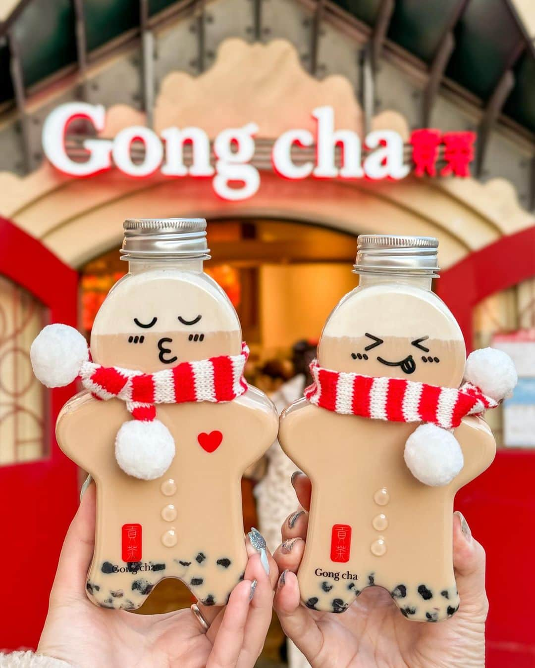 Hatamaさんのインスタグラム写真 - (HatamaInstagram)「＊  ＊  Gong cha “Gingerbread Man Bottle”  .  ゴンチャに、“ジンジャーブレッドマン“デザインの数量限定ボトルが登場🎅  私も初日に無事GETできました✌️  ドリンクは全7種類。  ボトルはランダムで3種類。  私はラブリーちゃん、母はハッピーちゃんをお迎え！！(どちらもブラックミルクティー)です。  まさかマフラーまでついてくると思わなくてテンション上がりました✨  それにしても、パールとミルクフォームのトッピングありのブラックミルティー美味しかったなあ🥰  .  販売店舗：国内ゴンチャ全店 販売期間：2023年11月30日（木）～2023年12月25日（月） ※一部店舗にて先行発売あり ※なくなり次第終了、各店舗の在庫状況により異なります。 ※店頭販売のみ、デリバリーは対象外です。  気になる方はお早めに🙌  .  @gongcha_japan   #gongcha #ikspiari #ゴンチャ#ジンジャーブレッドマンボトル #お迎えゴンチャ #イクスピアリ」12月1日 22時44分 - hatama_1118