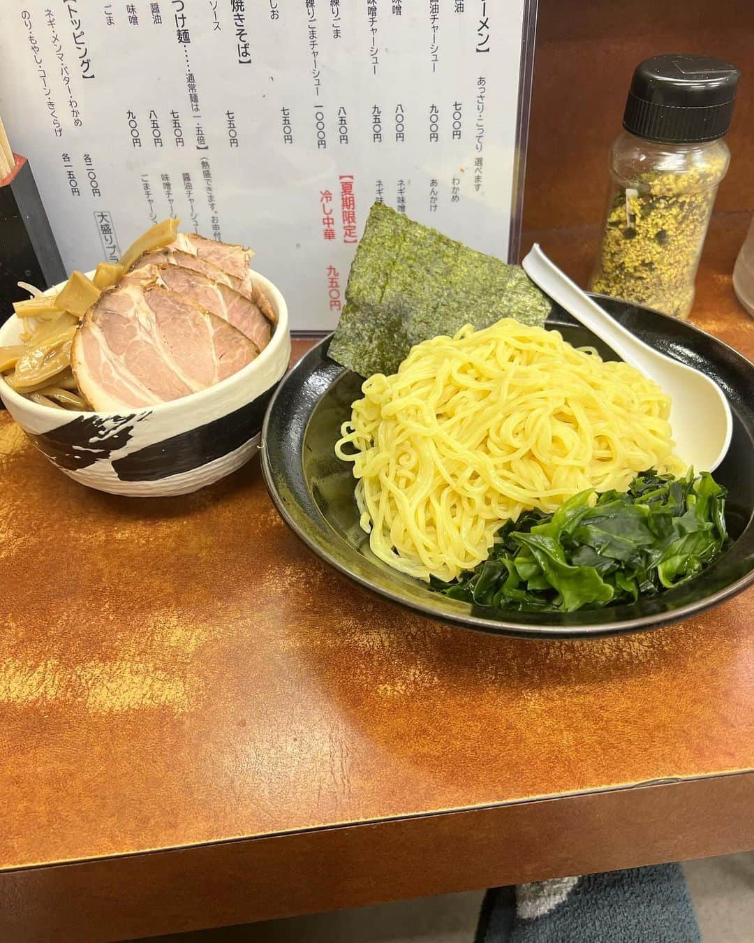 庄村聡泰のインスタグラム：「千歳船橋けんちゃんラーメンゴマチャーシューつけ麺大盛りモヤシメンマワカメトッピング」