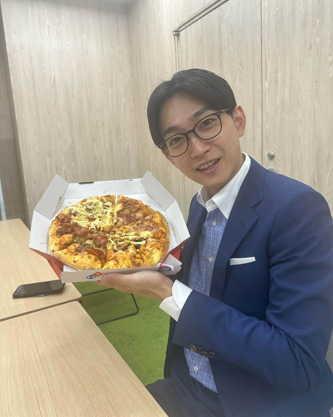 フジテレビアナウンサーのインスタグラム：「海老原です。 12月5日は上中アナのお誕生日ということで、 一足先にピザパーティー🍕でお祝いしました✨  お誕生日おめでとうございます☺️ #上中勇樹  #happybirthday」