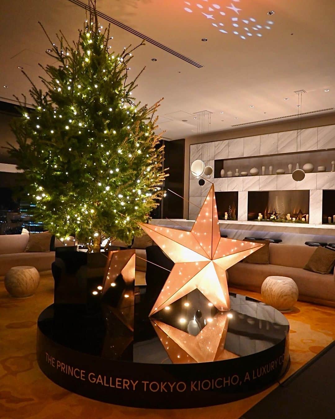ザ・プリンスギャラリー 東京紀尾井町のインスタグラム：「【SHOOTING STAR🌟】  クリスマスの夜空から星が舞い降り光り輝く“SHOOTING STAR”  未来を明るく照らす星の輝きに、光と音楽のインスタレーション。五感で楽しむクリスマスツリーをお届けします。星に願いを込めて✨  Designed by Keiji Otaka 4hearts 代表／VMD＋五感空間デザイナー  “SHOOTING STAR", a Christmas night sky with stars falling from the sky and shining brightly.  A light and music installation with the brightness of stars illuminating the future. We will present a Christmas tree that you can enjoy with all five senses. Make a wish on a star. ✨  Designed by Keiji Otaka Representative of 4hearts / VMD + 5 senses space designer  Share your own images with us by tagging @princegallerytokyokioicho ————————————————————— #luxuryhotels #theluxurycollection #princehotels #akasaka #tokyo #visittokyo #tokyohotel #東京 #赤坂見附 #marriott #bonvoy #tokyoroom #staycation  #christmas #クリスマス #illumination #star #shootingstars #decoration #イルミネーション #クリスマスツリー #流れ星 #星 #christmastree」