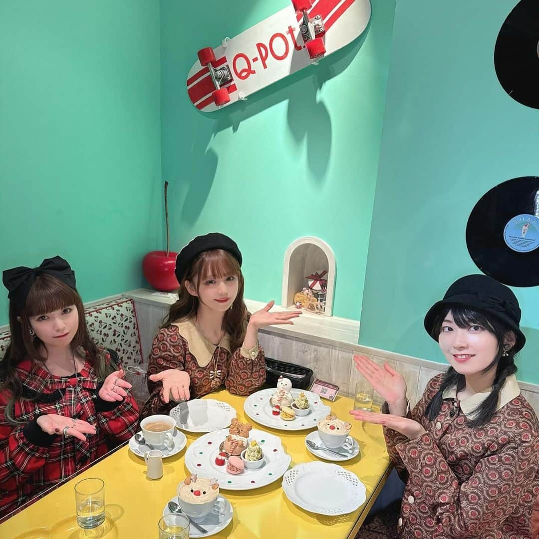 春奈るなさんのインスタグラム写真 - (春奈るなInstagram)「みどちん @midorifukasawa と 沙耶ちゃん @sayahiyama と一緒に Q-pot CAFE. @qpotcafe_official 様の クリスマスメニューの試食会に行ってきました💖  雪だるま、 くまちゃんモチーフのケーキがのったプレート、 トナカイの塩キャラメルティーラテ✨ どれも可愛くて美味しかった🥰  12月25日までの限定メニューです🎄✨  #qpotcafe  #深澤翠 ちゃん #檜山沙耶 ちゃん」12月1日 22時47分 - lunaharuna_official