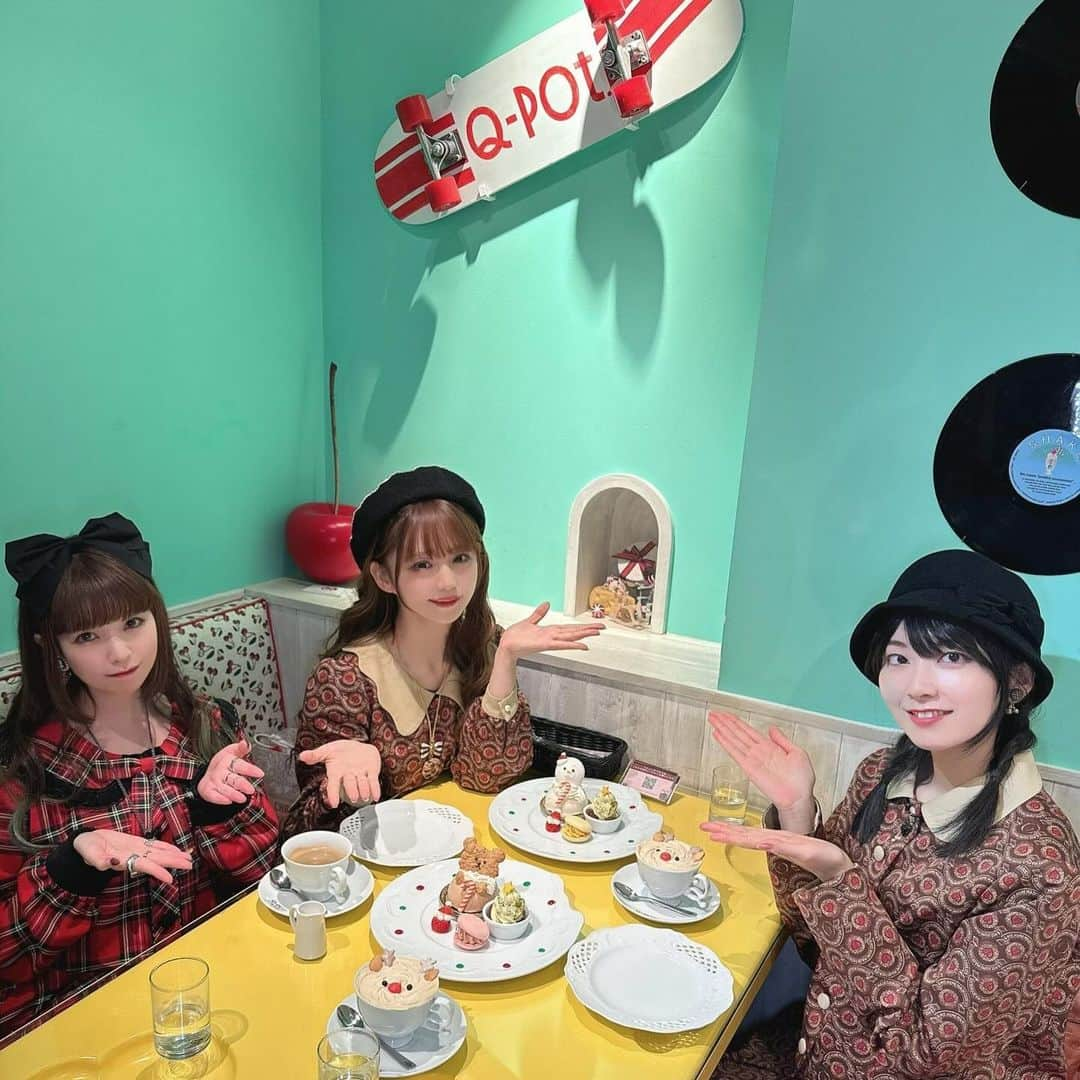 春奈るなのインスタグラム：「みどちん @midorifukasawa と 沙耶ちゃん @sayahiyama と一緒に Q-pot CAFE. @qpotcafe_official 様の クリスマスメニューの試食会に行ってきました💖  雪だるま、 くまちゃんモチーフのケーキがのったプレート、 トナカイの塩キャラメルティーラテ✨ どれも可愛くて美味しかった🥰  12月25日までの限定メニューです🎄✨  #qpotcafe  #深澤翠 ちゃん #檜山沙耶 ちゃん」