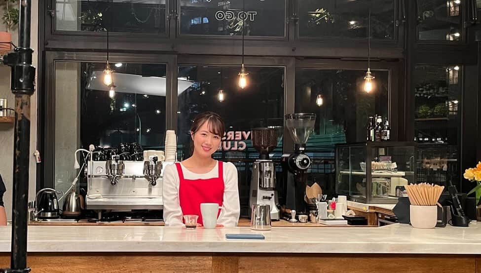 永島聖羅のインスタグラム：「📕  楽天「楽天Kobo」のWEB CMに出演しています。  まさかの2パターン出演させていただきました! こちらはもう一つのver.です！ とっても楽しい撮影で本当に幸せな現場でした✨  楽天ユーザーなのでお仕事できてさらに嬉しかったです!  本日から今年いっぱいまで流れるので ぜひチェックしてください👀💕  #トクショするなら楽天Kobo #楽天Kobo」