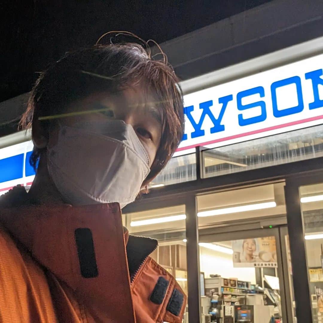 立川こしらのインスタグラム：「セブンイレブンの店長ごめん！ 近いからローソンで済ませてしまった。 #寒河江駅前」