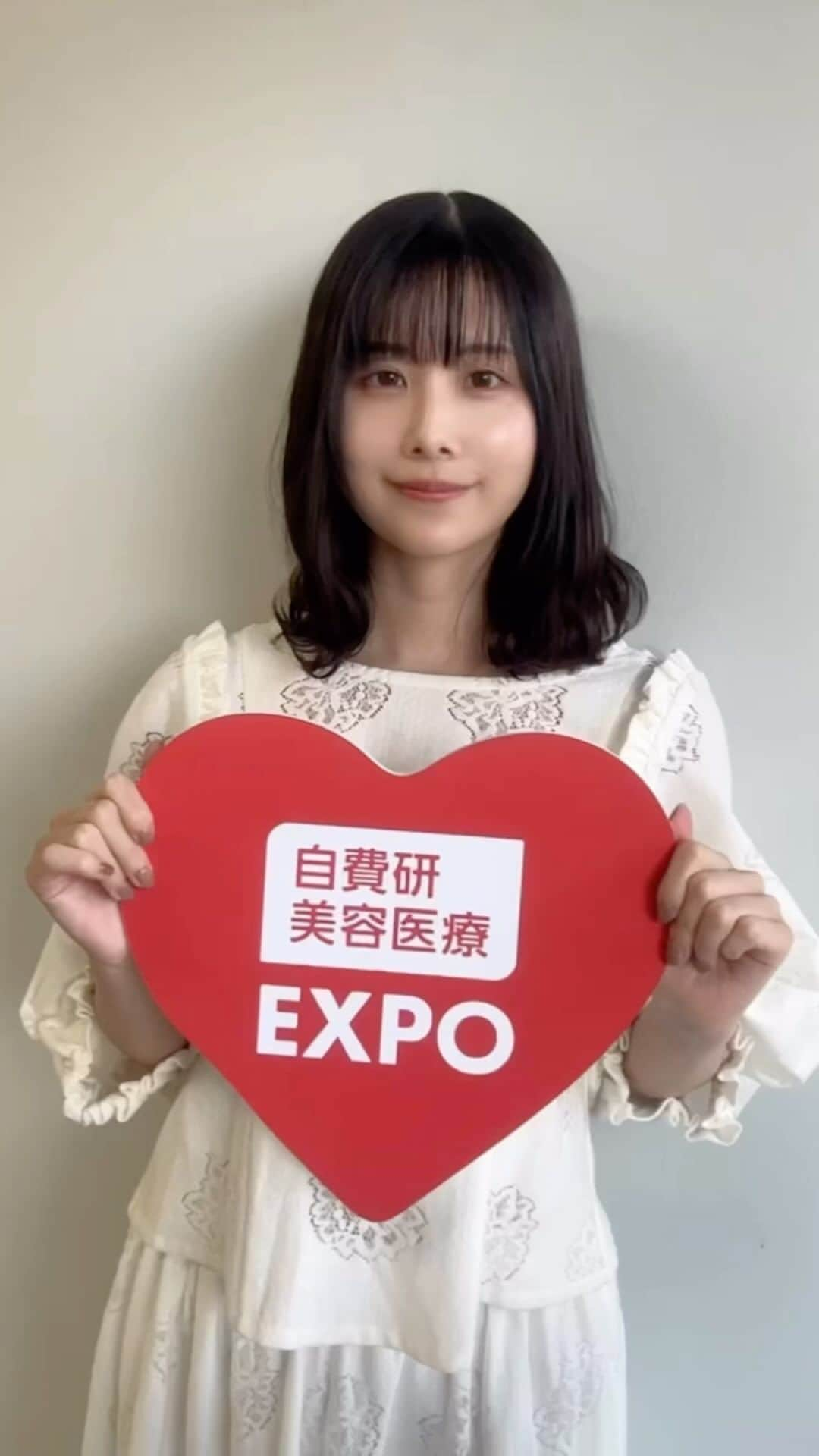 有村藍里のインスタグラム：「🌼🌼🌼 今日は #自費研美容医療EXPO2023 1日目のトークショーに登壇させていただきました。 ありがとうございました( ¨̮ )︎︎ ツーショット撮影会も嬉しかったです。  トークショー前に撮った動画の未公開シーン…🫣 3日目もお会いできるの楽しみにしています。 @biyouiryouexpo」