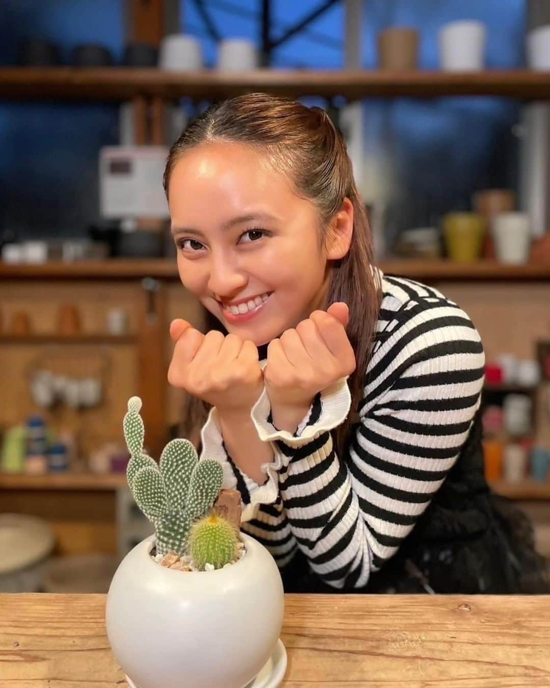 岡田結実のインスタグラム：「・ ▷▷▷▸▸▸▸▸◂◂◂◂◂◁◁◁  🌵後藤サボテン 住所：春日井市桃山町１－１２２－３ ＴＥＬ：０５６８－８１－７４６７ 営業時間：９：００～１２：００／１３：００～１７：３０ （土曜・祝日は１６：００まで） 定休日：日曜（土曜不定休） 料金：オリジナル鉢植え作り３５０円〜   ▷▷▷▸▸▸▸▸◂◂◂◂◂◁◁◁  春日井は、全国的にもサボテンが有名な場所🌵 オリジナルのサボテンの鉢植えが作れるところに 行ってきたよ💓  あなたも誰かと行きたくなる、FinderTRIP✨　　  見逃し配信はこちら💁🏻‍♀️ 〈FinderTRIP〉春日井市 サボテン鉢植え初体験！ ✅YouTube  https://youtu.be/q9rrwUNi-LA ✅Locipo https://locipo.jp/creative/b2c0b2e2-1947-492b-a2a1-8496d106df9f  #findertrip #ファインダートリップ #岡田結実 #緑黄色社会 #名古屋 #カメラ #名古屋デート #フィルムカメラ #名古屋カメラ部 #名古屋観光 #名古屋鉄道 #電車旅 #春日井市 #春日井 #春日井カフェ #春日井ランチ #春日井グルメ #サボテ ン #後藤サボテン」