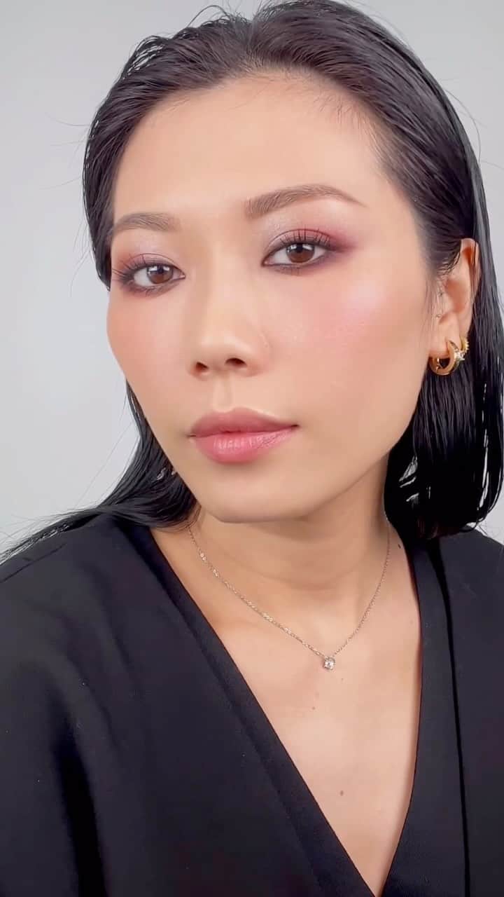 NARSのインスタグラム：「When shimmer meets smoke… ⚡ Endless Nights Eyeshadow Palette turns heads with a lineup of nine seductive shadows.  Pro-tip: Mix shades Medea and Moonlight for a brightened base.  Featuring NARS Hong Kong Lead Artist @chinni_tsoi.」