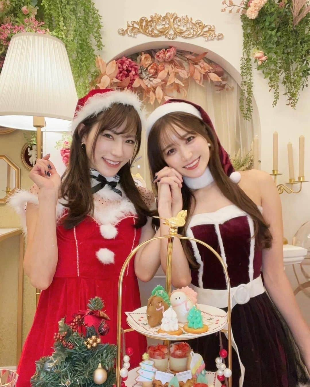 星野奏さんのインスタグラム写真 - (星野奏Instagram)「⁡ ママロンパーティー　@mamaron_party  でしほみんとクリスマス女子会したよ〜🎄 韓国のマカロン「トゥンカロン」専門店だからアフタヌーンティーにも可愛いトゥンカロンが❤️🫶🏻 個室なので、お友達の家に遊びに来たような気分でした✨ レンタルドレスも常備されていたけど、今回はクリスマスアフタヌーンティー🎄なのでサンタコスあわせで⭐️ ⁡ ⁡・ ・ ・ #推し活#クリスマスアフタヌーンティー#クリスマスパーティ#女子会#サンタコス#新宿御苑#トゥンカロン専門店#個室アフタヌーンティー #個室女子会#ヌン活 #スイーツ部#甘いもの大好き #カフェ活#インスタ映えスイーツ#スイーツパーティ #mamarontokyo #mamaronparty #アフタヌーンティー巡り#コスプレ#サンタコス」12月1日 22時55分 - hoshino_kanade_