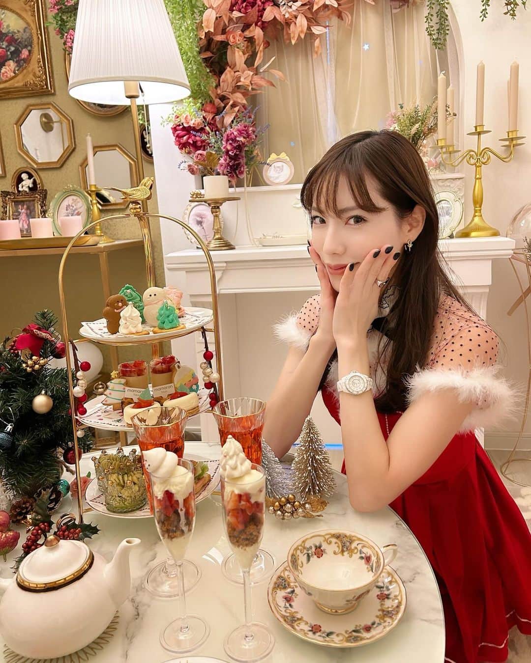 星野奏さんのインスタグラム写真 - (星野奏Instagram)「⁡ ママロンパーティー　@mamaron_party  でしほみんとクリスマス女子会したよ〜🎄 韓国のマカロン「トゥンカロン」専門店だからアフタヌーンティーにも可愛いトゥンカロンが❤️🫶🏻 個室なので、お友達の家に遊びに来たような気分でした✨ レンタルドレスも常備されていたけど、今回はクリスマスアフタヌーンティー🎄なのでサンタコスあわせで⭐️ ⁡ ⁡・ ・ ・ #推し活#クリスマスアフタヌーンティー#クリスマスパーティ#女子会#サンタコス#新宿御苑#トゥンカロン専門店#個室アフタヌーンティー #個室女子会#ヌン活 #スイーツ部#甘いもの大好き #カフェ活#インスタ映えスイーツ#スイーツパーティ #mamarontokyo #mamaronparty #アフタヌーンティー巡り#コスプレ#サンタコス」12月1日 22時55分 - hoshino_kanade_